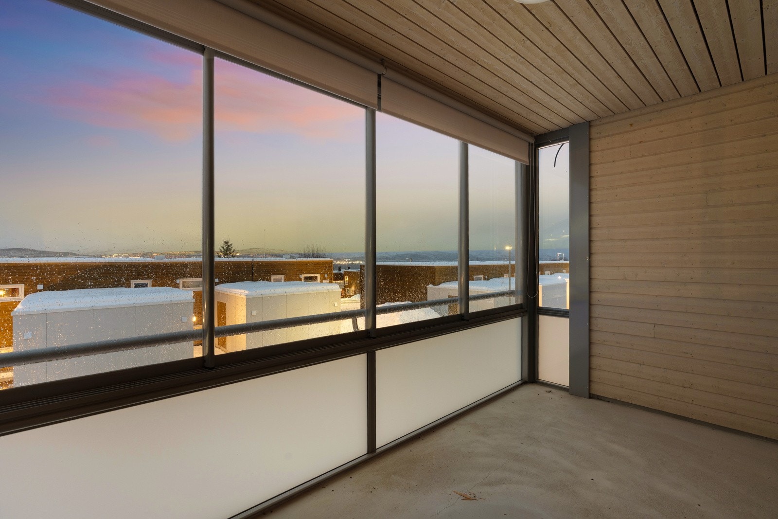 En romslig 2-roms andelsleilighet med parkering i garasje. Oppussingsmulighet i attraktive Kroken.