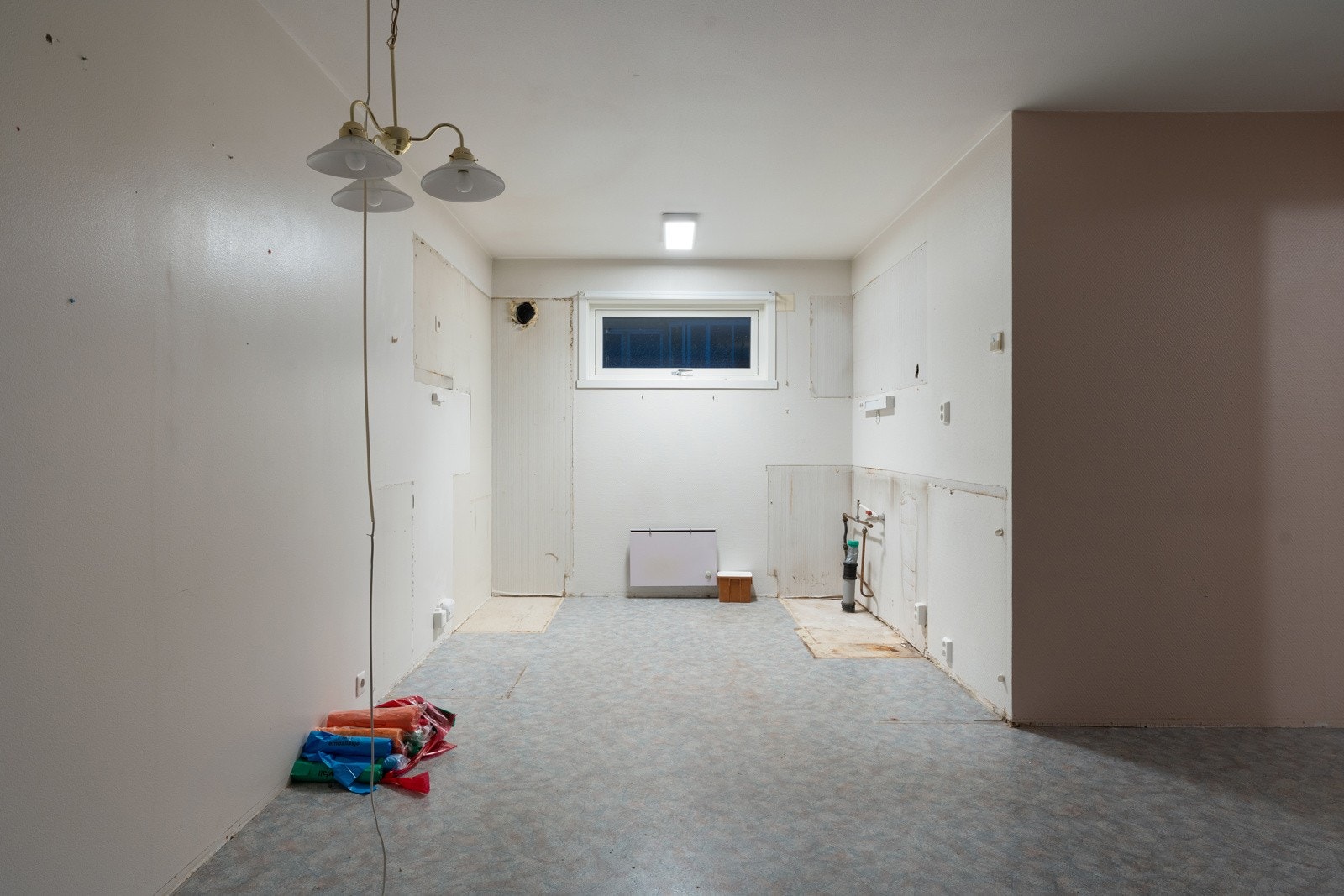 Tidligere kjøkkeninnredning er fjernet og leiligheten selges uten kjøkken. Oppussing og etablering av nytt kjøkken må påregnes.