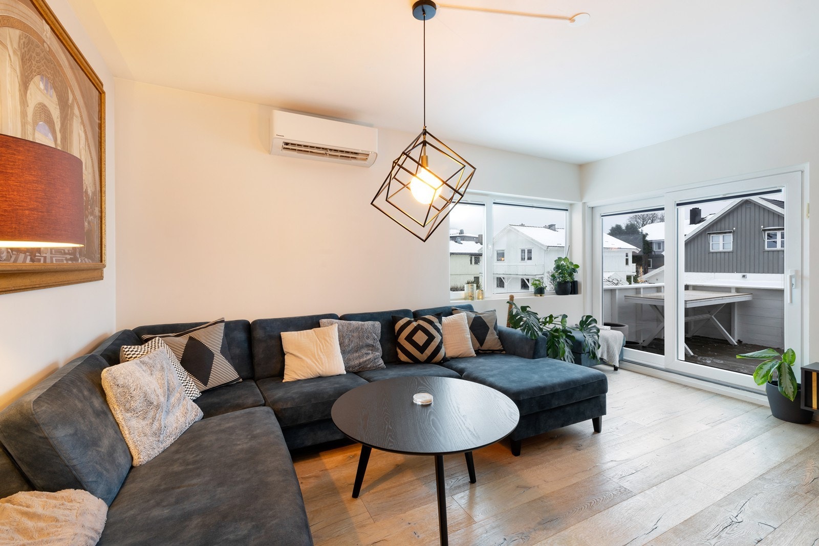 En pen og tiltalende del av horisont delt tomannsbolig med 2 balkonger, felles hage i rolig boligområde. Galleribilde