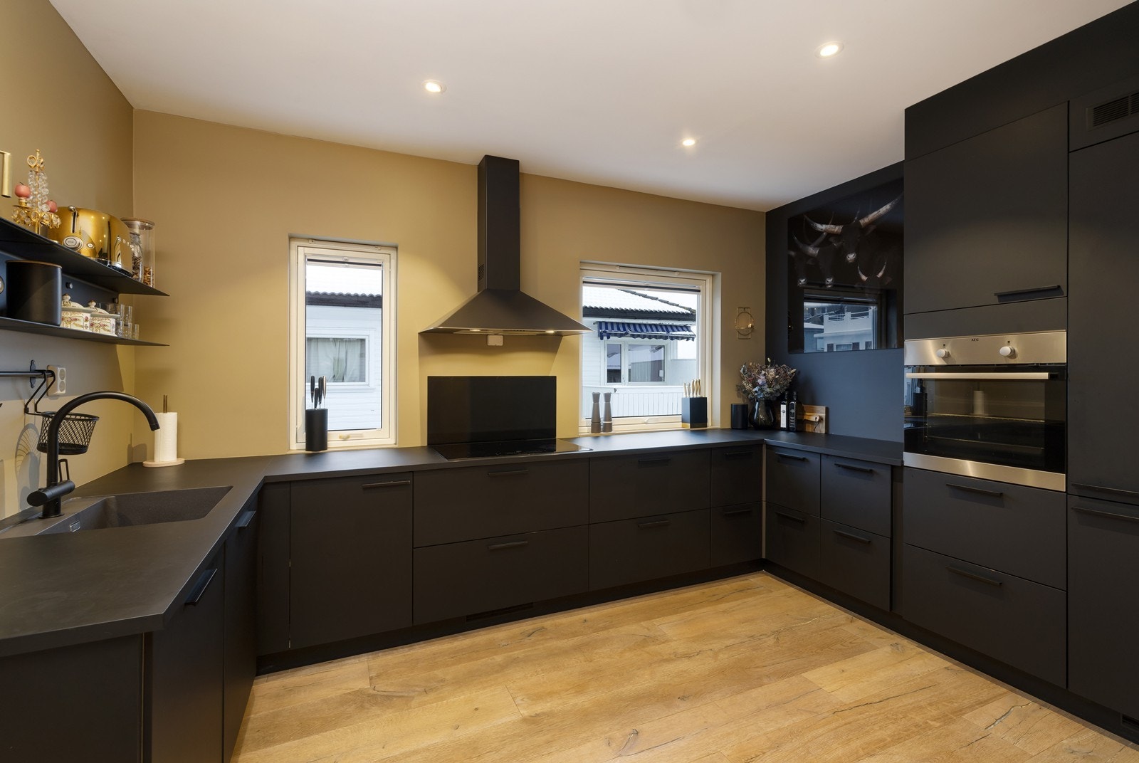 Integrerte hvitevarer som ovn, platetopp, ventilator, oppvaskmaskin og kjøleskap/frys medfølger salget Galleribilde