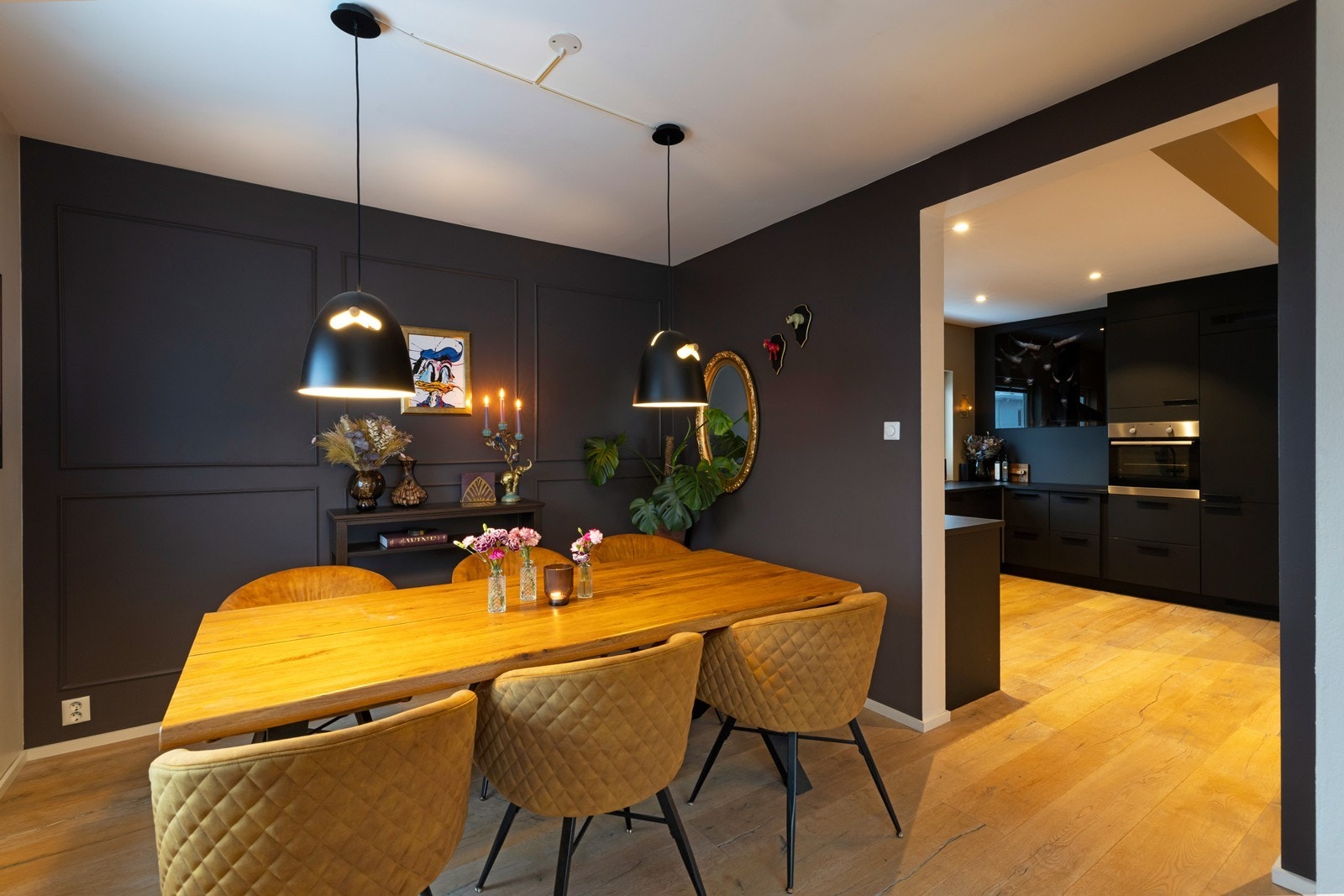 Spisestue er åpen mot kjøkken. Galleribilde