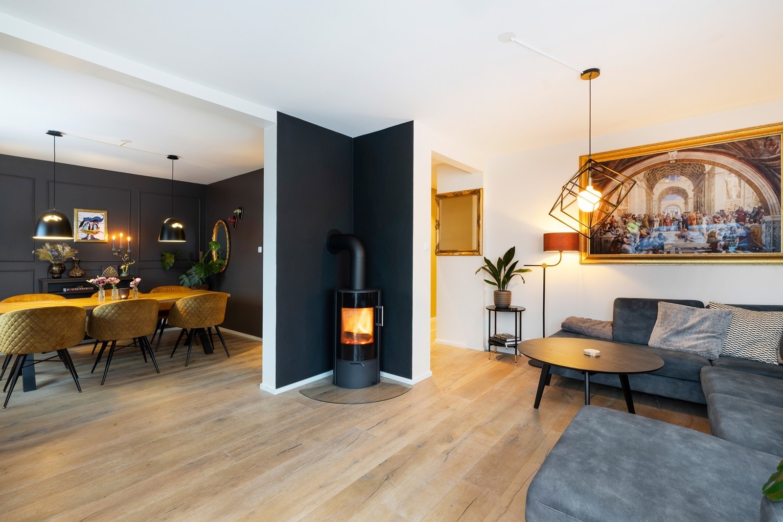 Peis ovn i stue samt nyere varmepumpe. Galleribilde