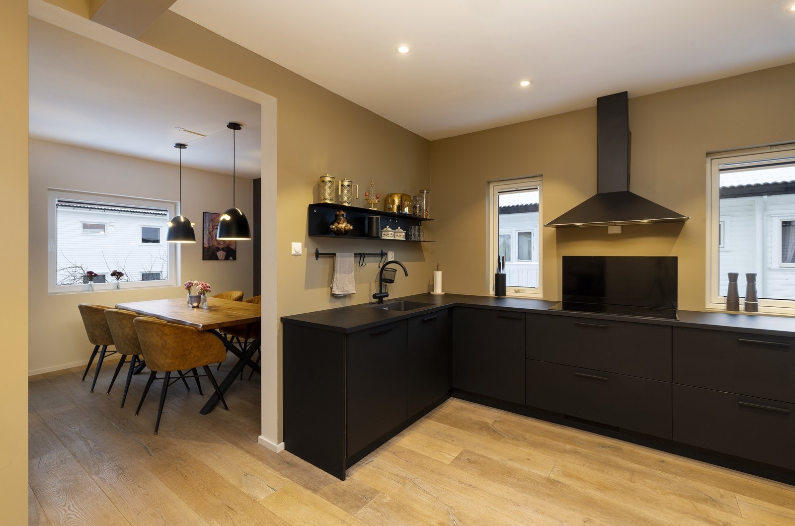 Kjøkken fra Strai med sorte matte fronter og laminat benkeplate. Galleribilde