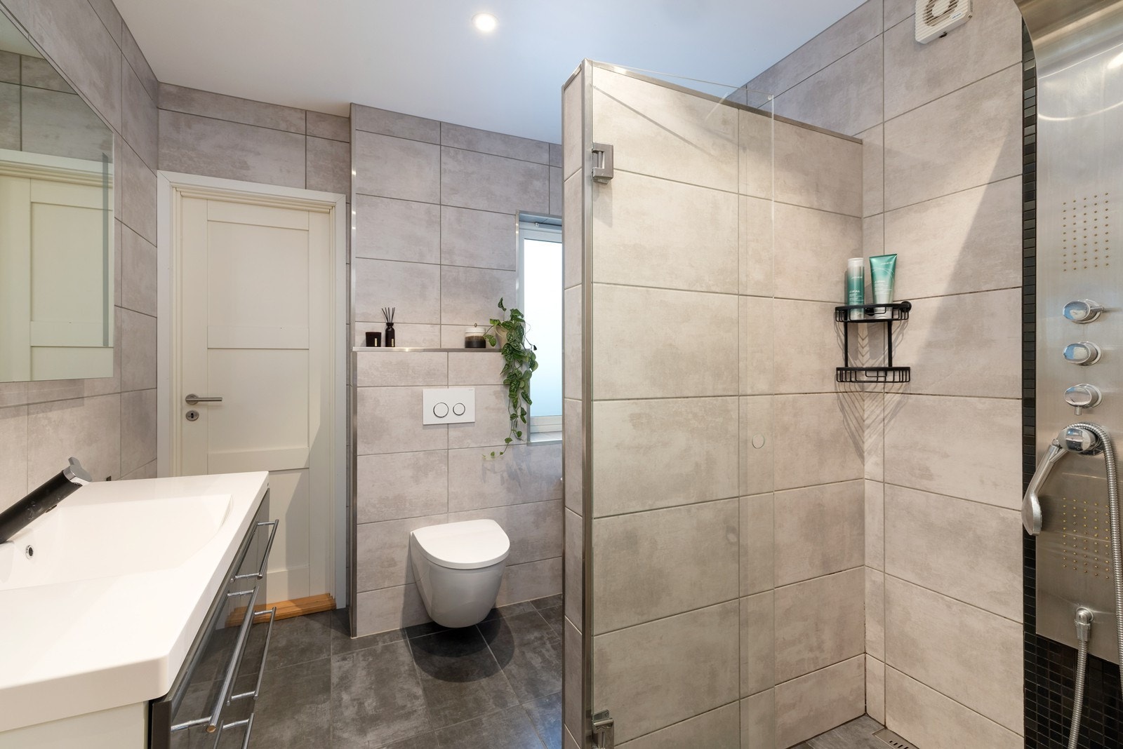 Stort flislagt bad med varme i gulv. Galleribilde