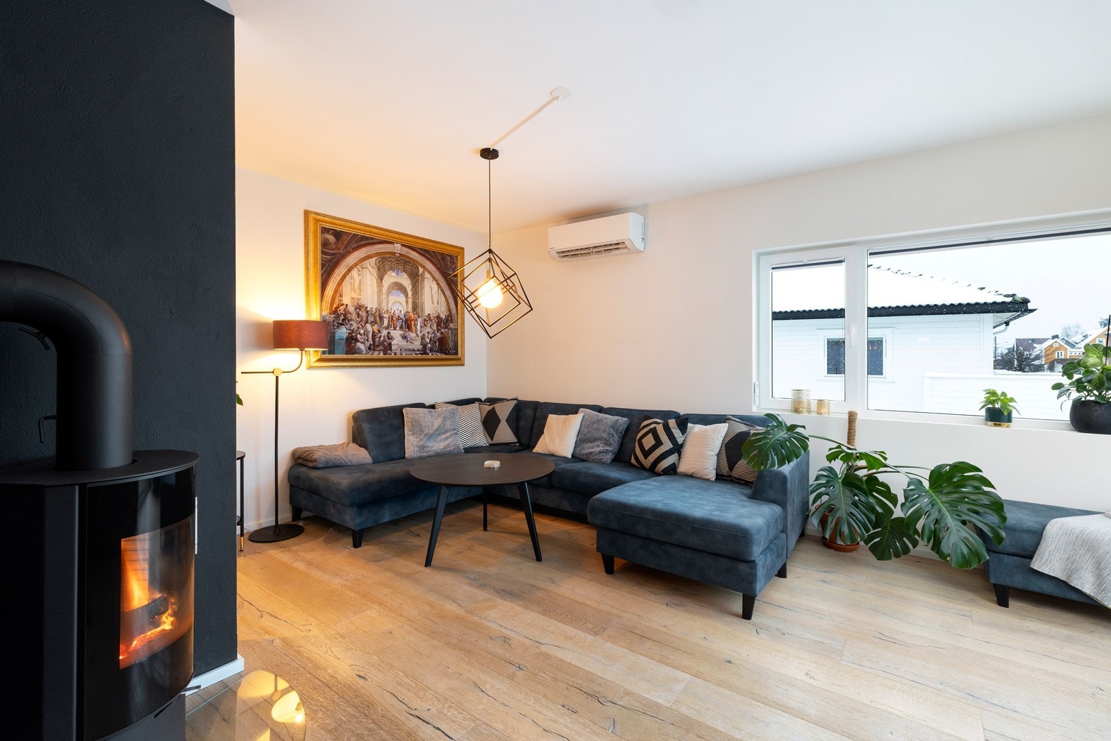 Romslig stue med plass til både spisebord og sofagruppe. Galleribilde