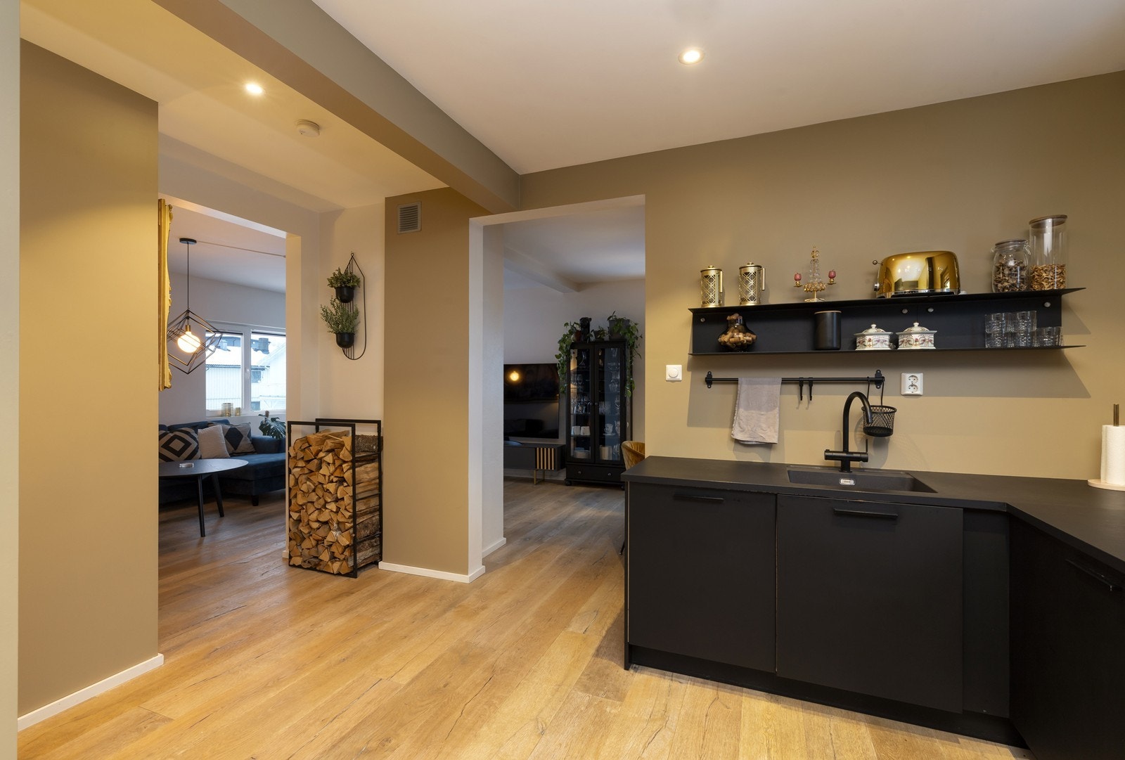 Kjøkkenet har godt med skap og benkeplass. Galleribilde