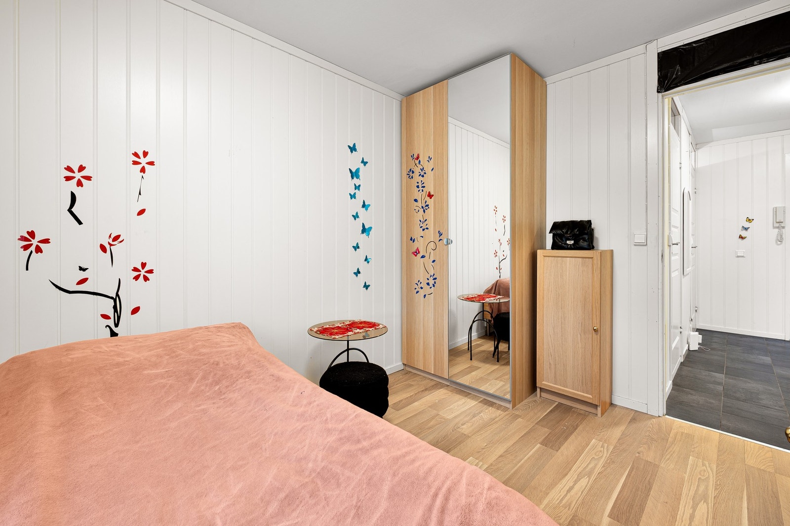 Leiligheten har 3 romslige soverom der alle har god plass til garderobeskap. Galleribilde