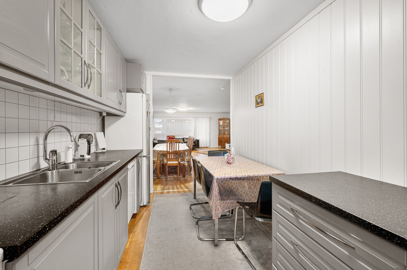 Det er opplegg for oppvaskmaskin på kjøkkenet. Galleribilde