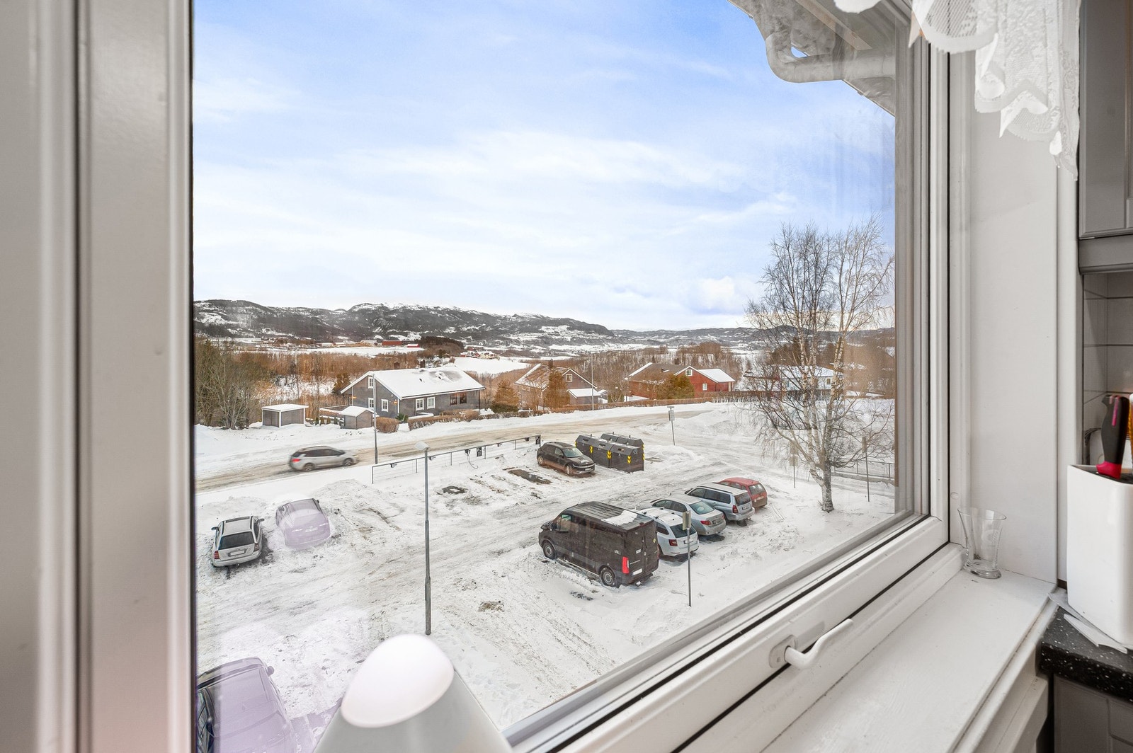 Nydelig utsikt mot Vassfjellet fra kjøkkenet. Galleribilde