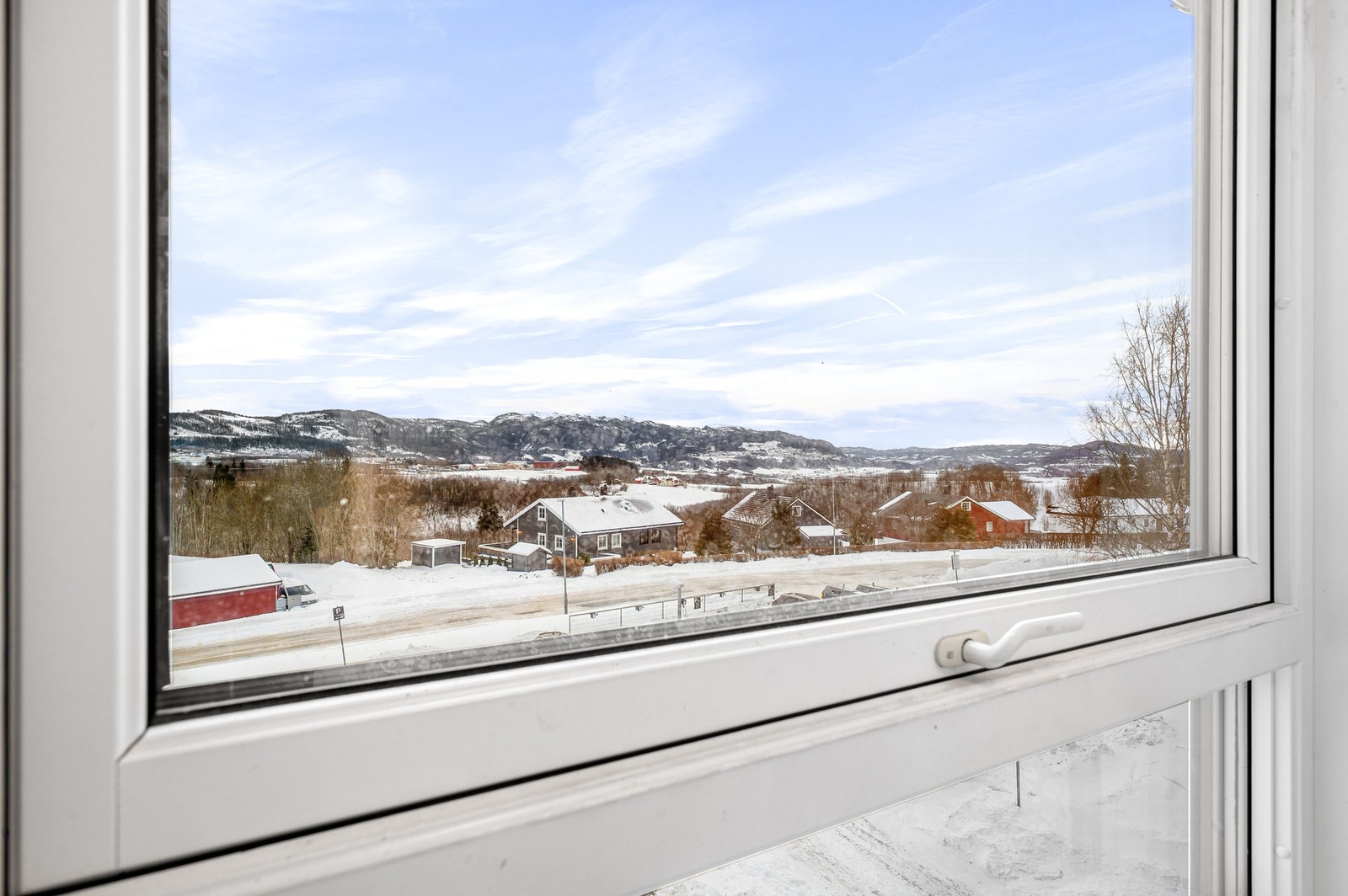 Leiligheten ligger i en blindvei slik at det blir begrenset med støy fra biltrafikk. Galleribilde