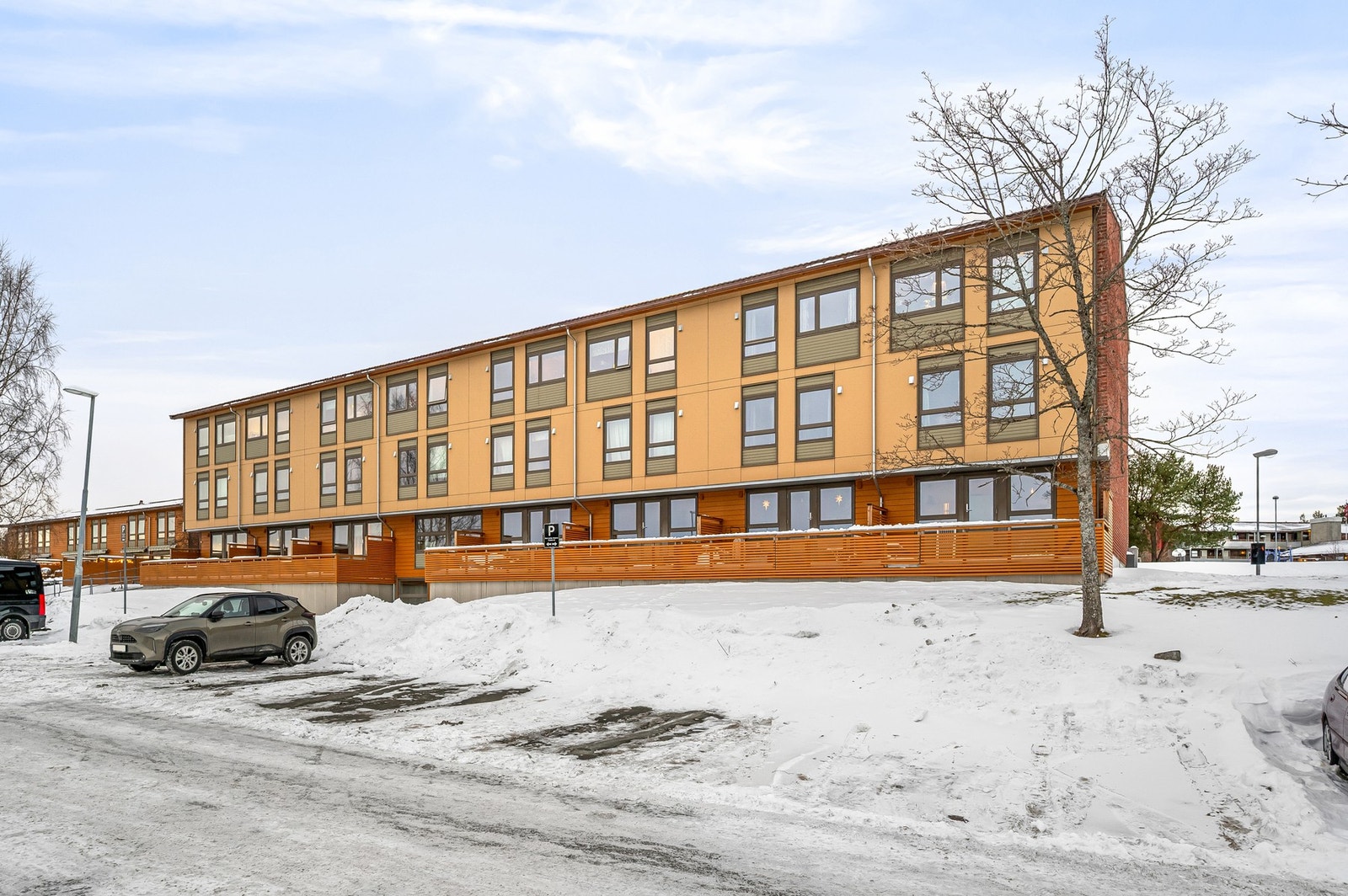 Parkering på utvendig oppstillingsplass. Muligheter for å søke om el-billader utvendig, samt p-plass i kjeller med el-billader. Galleribilde