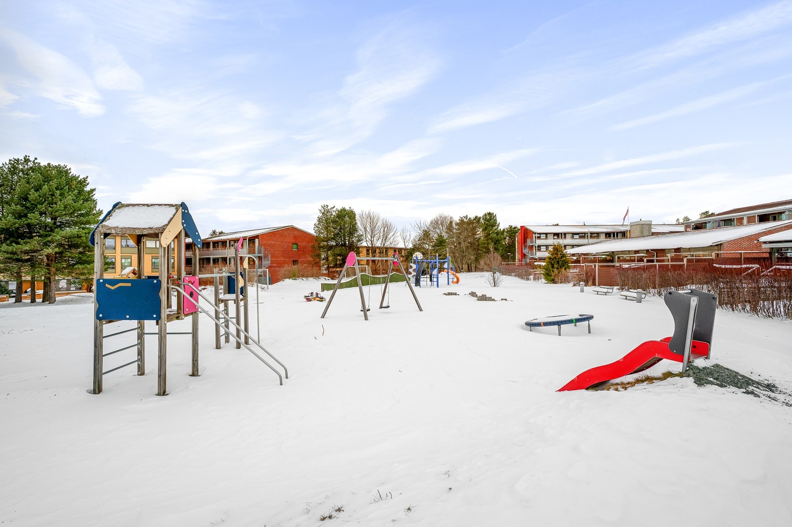 Leiligheten ligger i et barnevennlig område med flere ulike lekeplasser i nærheten. Galleribilde