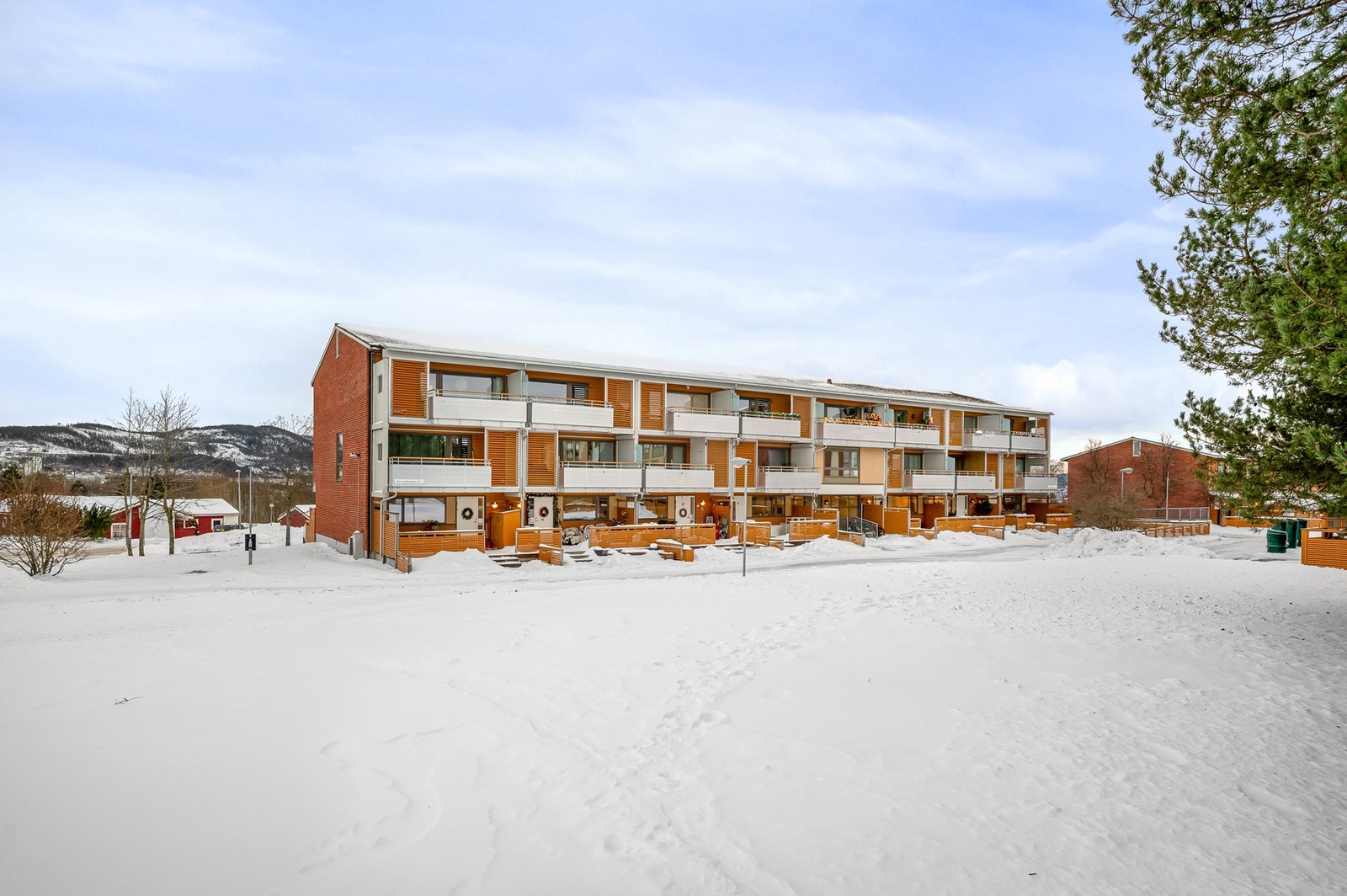 Leiligheten ligger i nærhet til dagligvarebutikk, bussholdeplass og Heimdal sentrum. Galleribilde