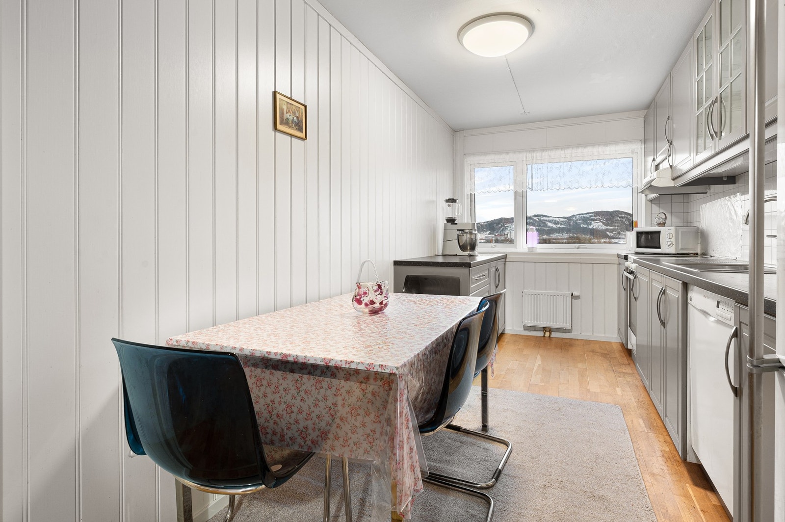 Kjøkken med god skap- og benkeplass. Galleribilde