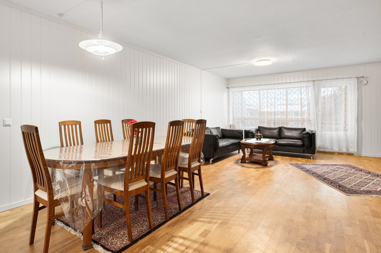 Spisebordet finner sin naturlige plass i rommet mellom kjøkken og stue. Galleribilde