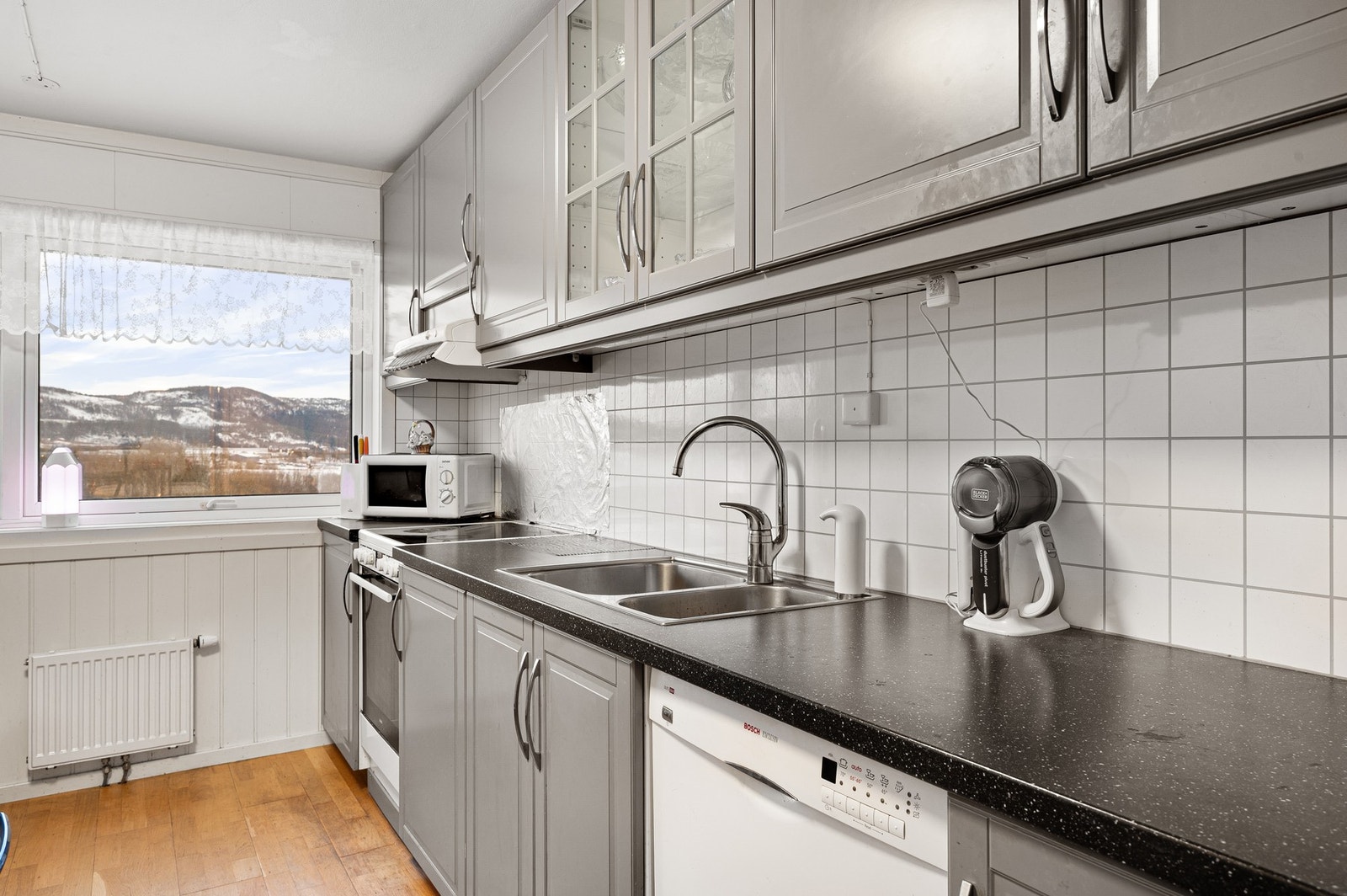 Kjøkken med opplegg for oppvaskmaskin. Galleribilde