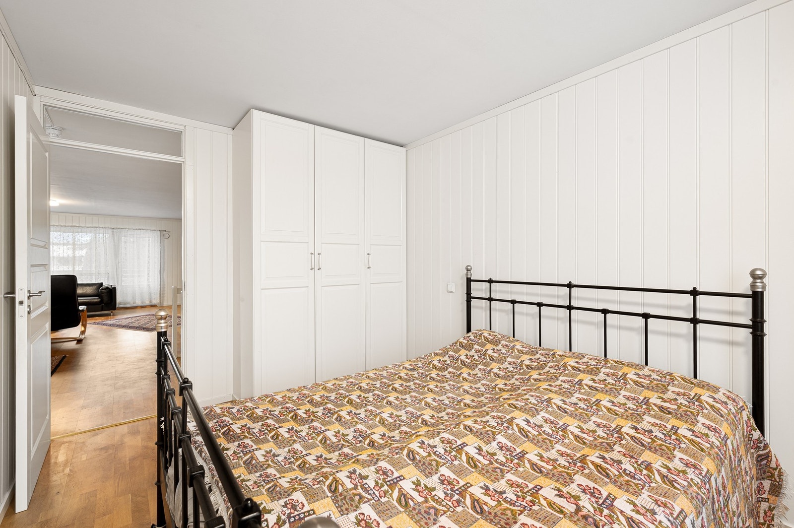 Her er det god plass til dobbeltseng og garderobeskap. Galleribilde