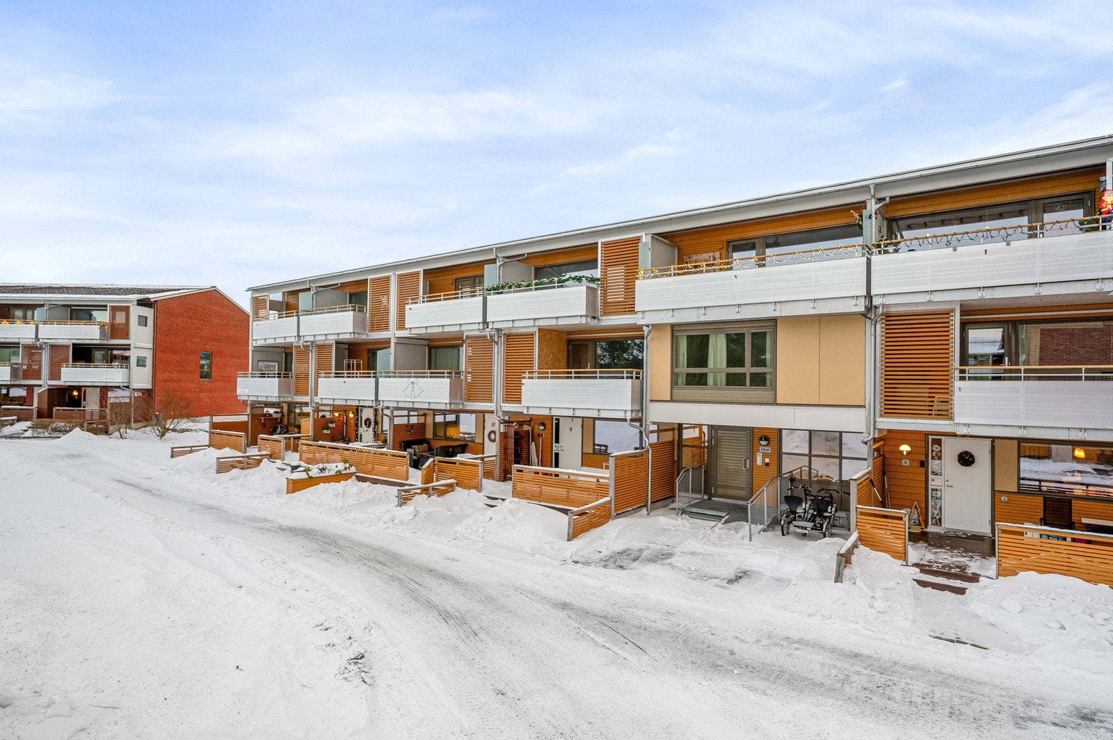 Leiligheten har en fin plassering i feltet og har flotte uteområder like utenfor døren. Galleribilde