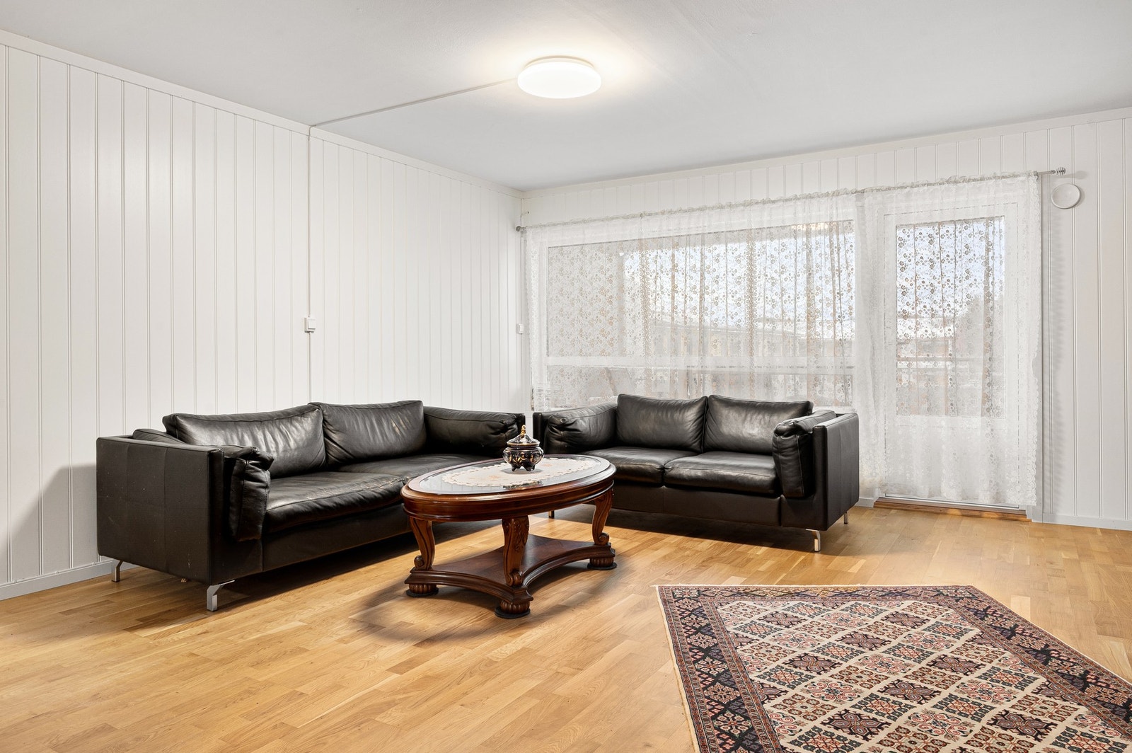 Romslig stue med god plass til en større sofagruppe. Galleribilde
