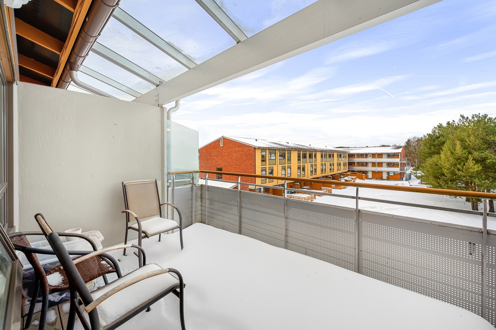 Leiligheten har egen balkong med plass til sittegruppe. Galleribilde