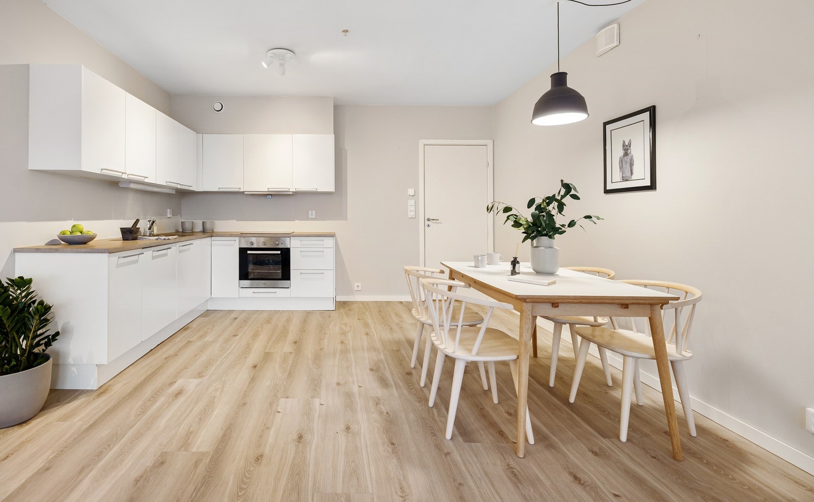 Det er plass til kjøleskap ved kjøkkenet - Det står nå i boden Galleribilde