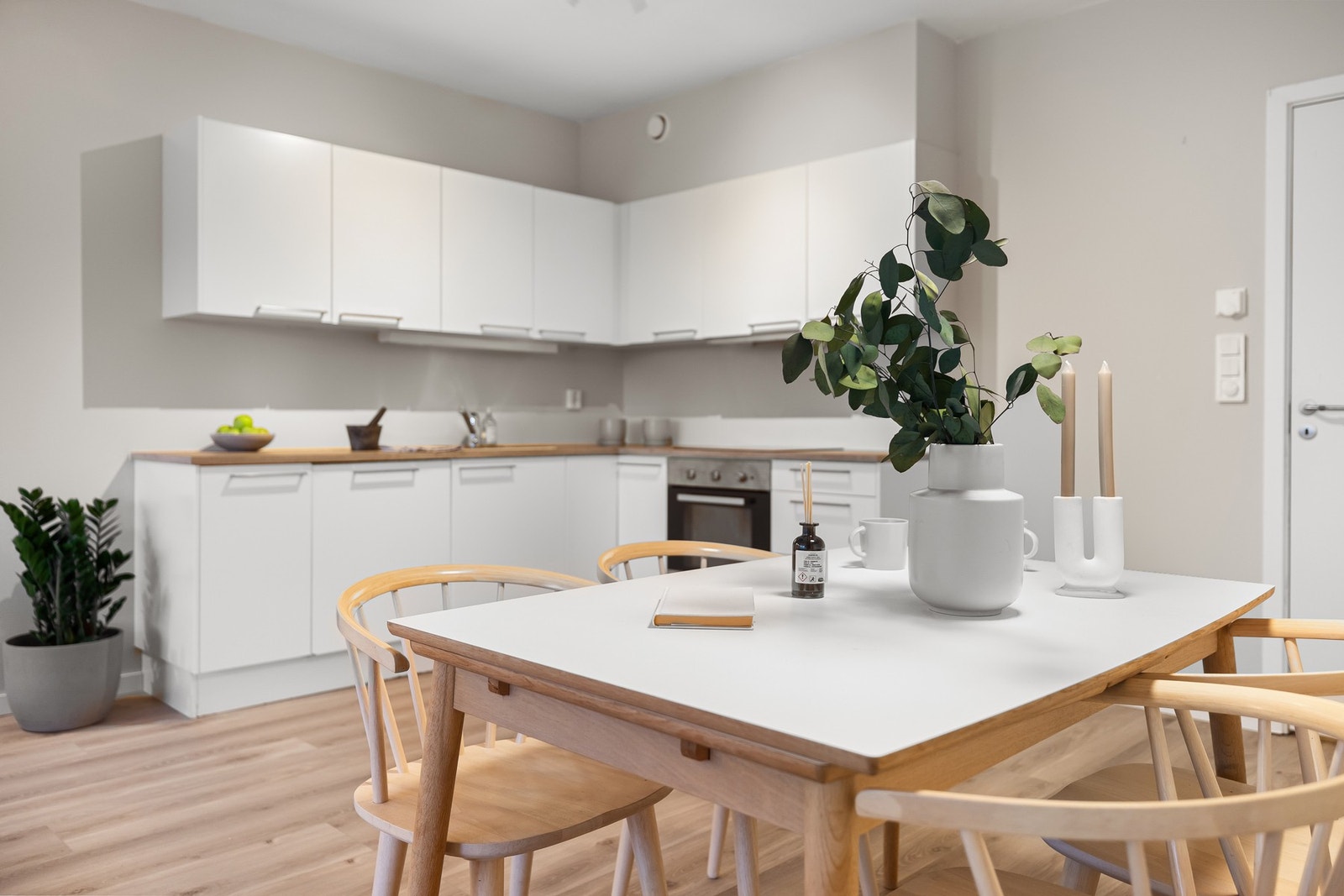 Nyere gulv i hele leiligheten Galleribilde