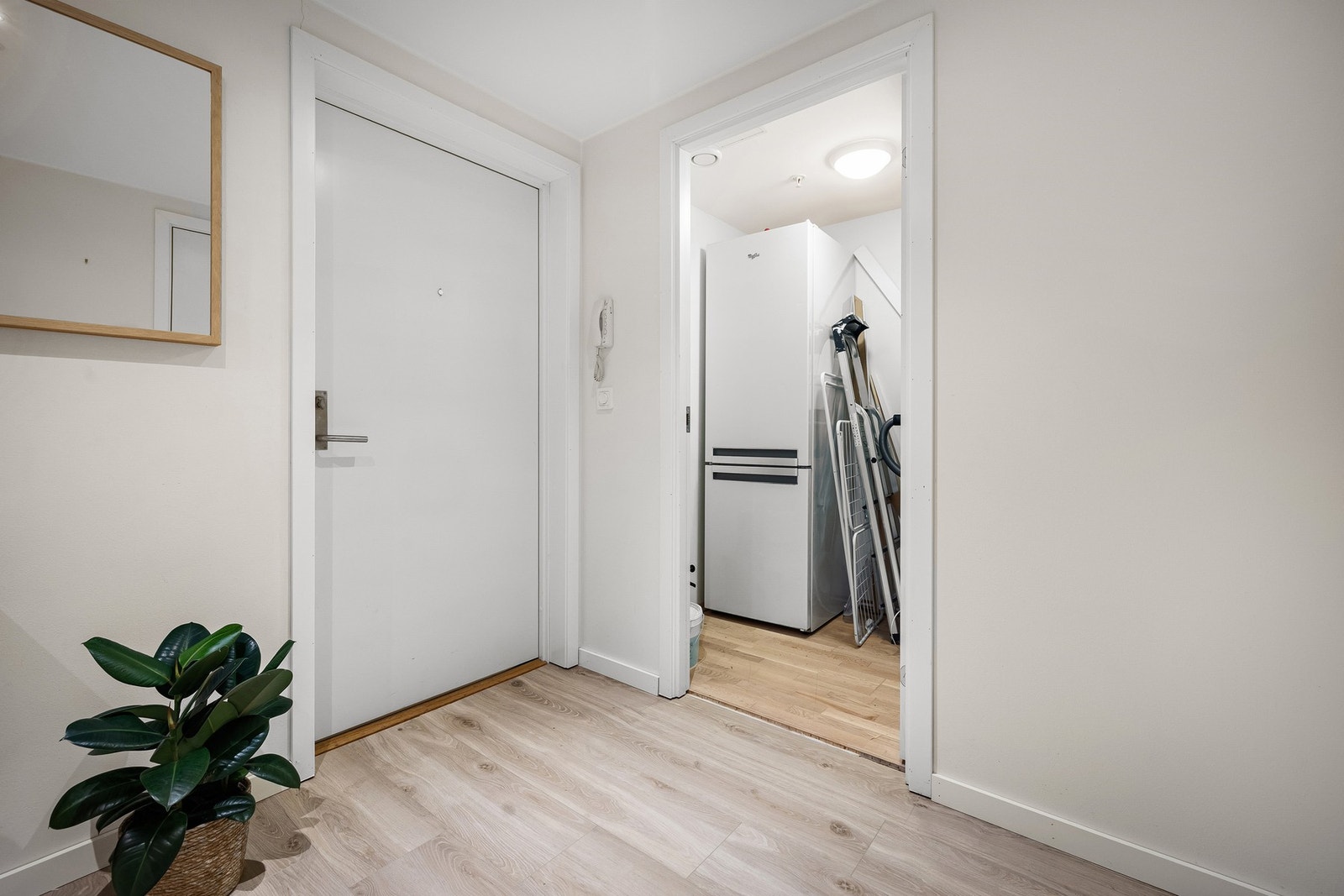 Inngangsdør til venstre, og en liten bod til høyre Galleribilde