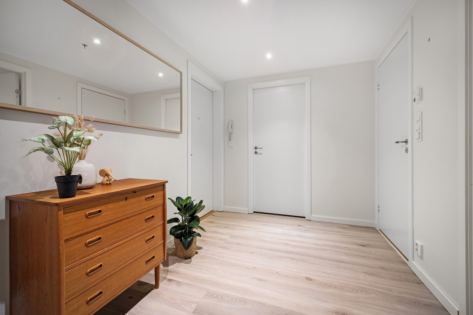 Romslig entre med inngang til bad og 2 boder Galleribilde