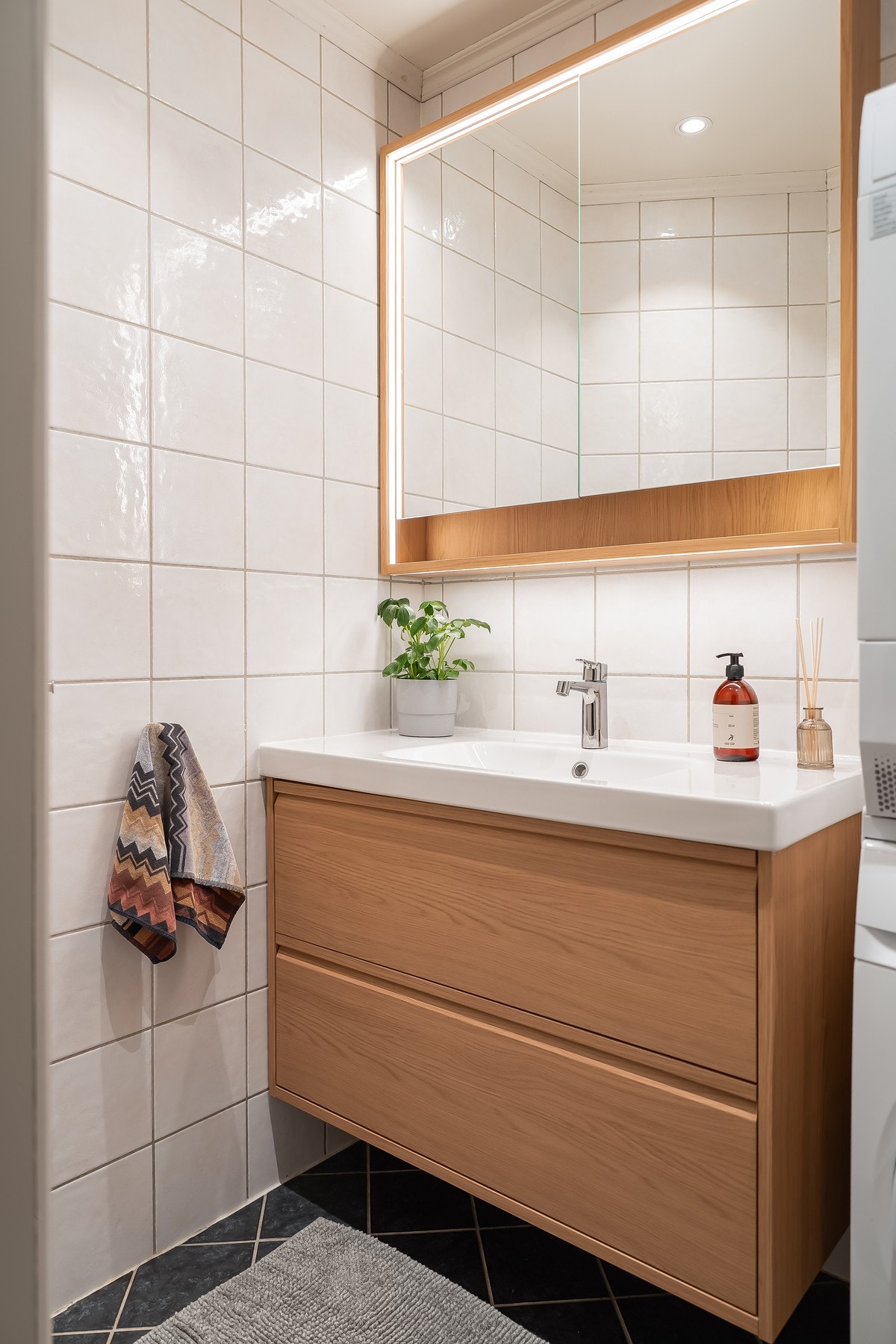 Nytt baderomsmøbel på badet Galleribilde