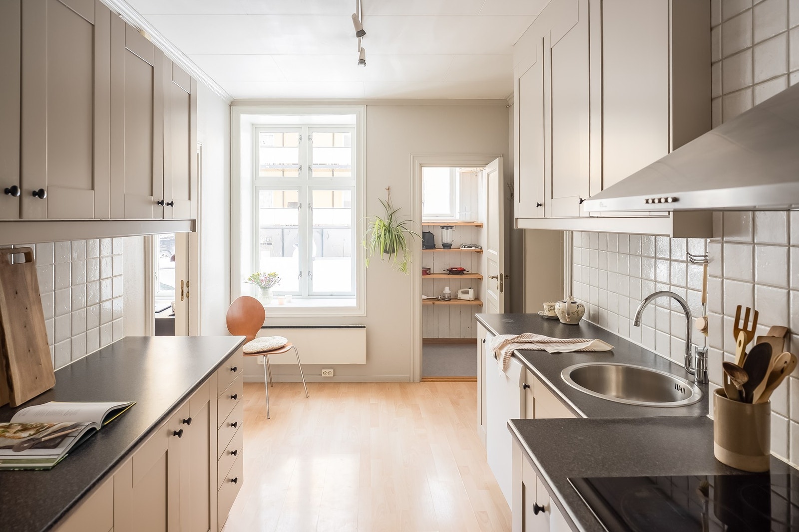 Kjøkken har godt med dagslys med stor vindu. Galleribilde