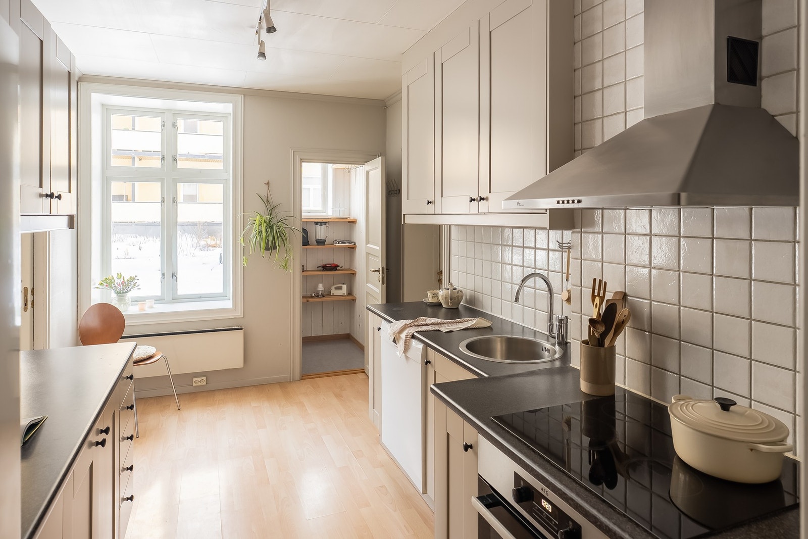 2-delt kjøkkenløsning gir godt med arbeidsplass og lagringsplass. Galleribilde