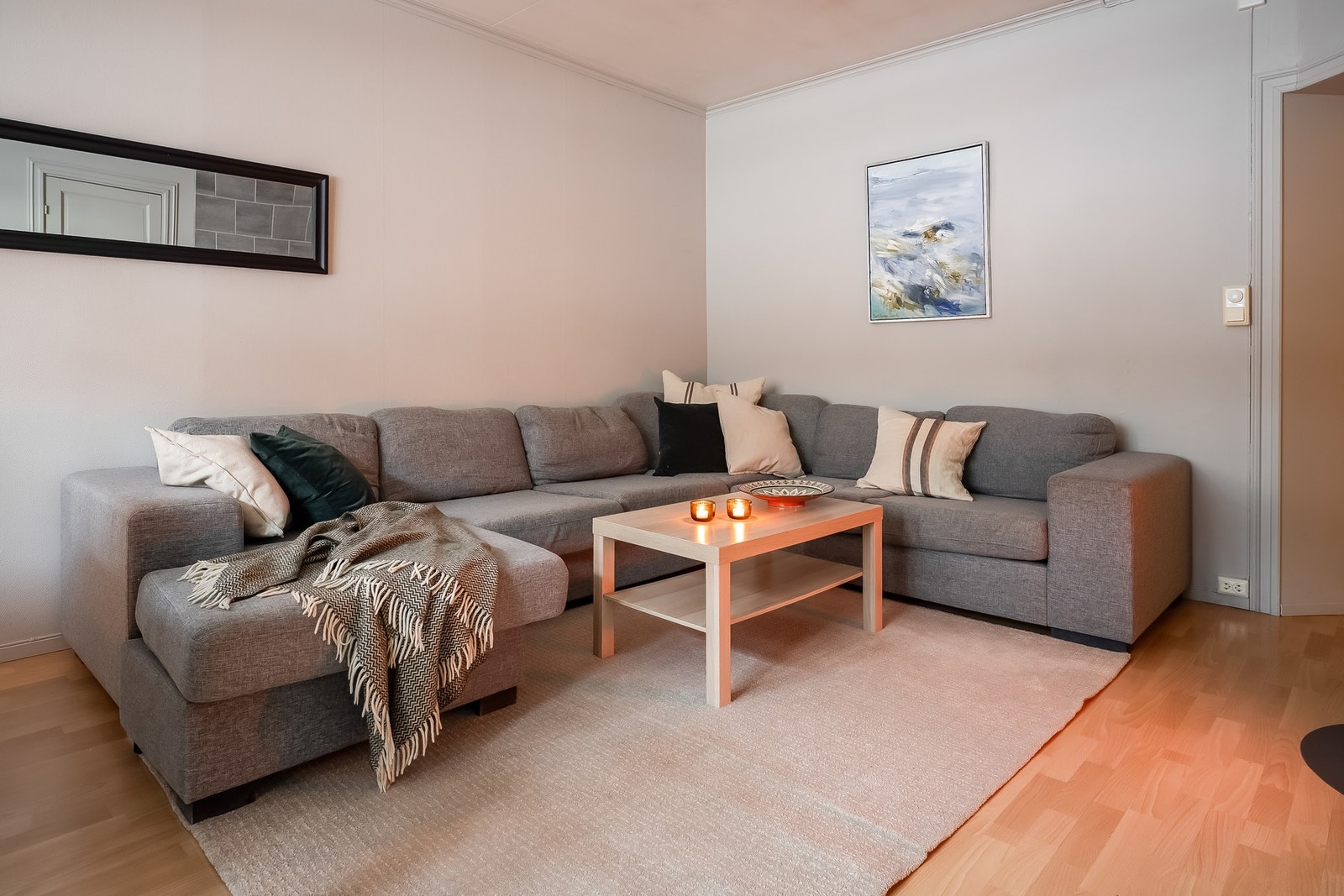 Leiligheten ligger i en høy 1. etasje i en godt vedlikeholdt murgård. Galleribilde