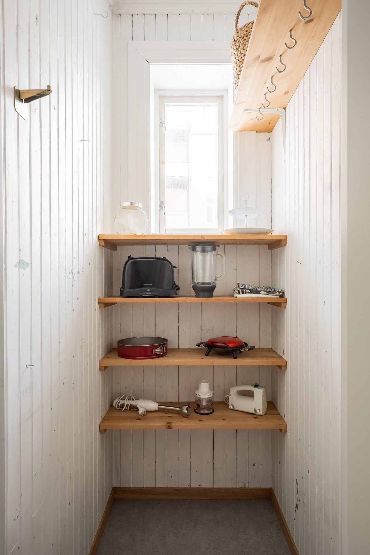 Praktisk bod inne i leiligheten ved inngangsdøren. Galleribilde