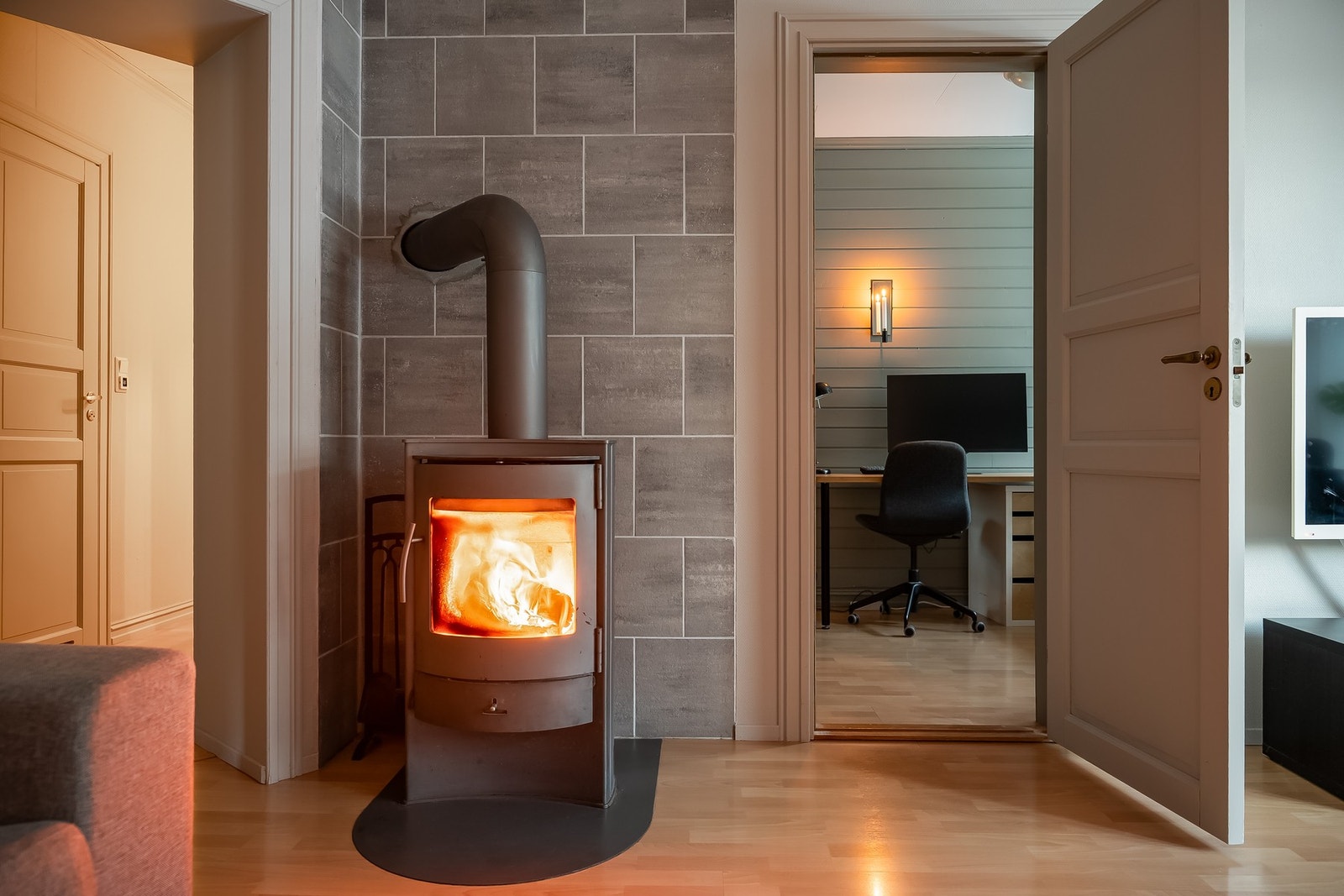 Flott rentbrennende peisovn på stuen. Galleribilde