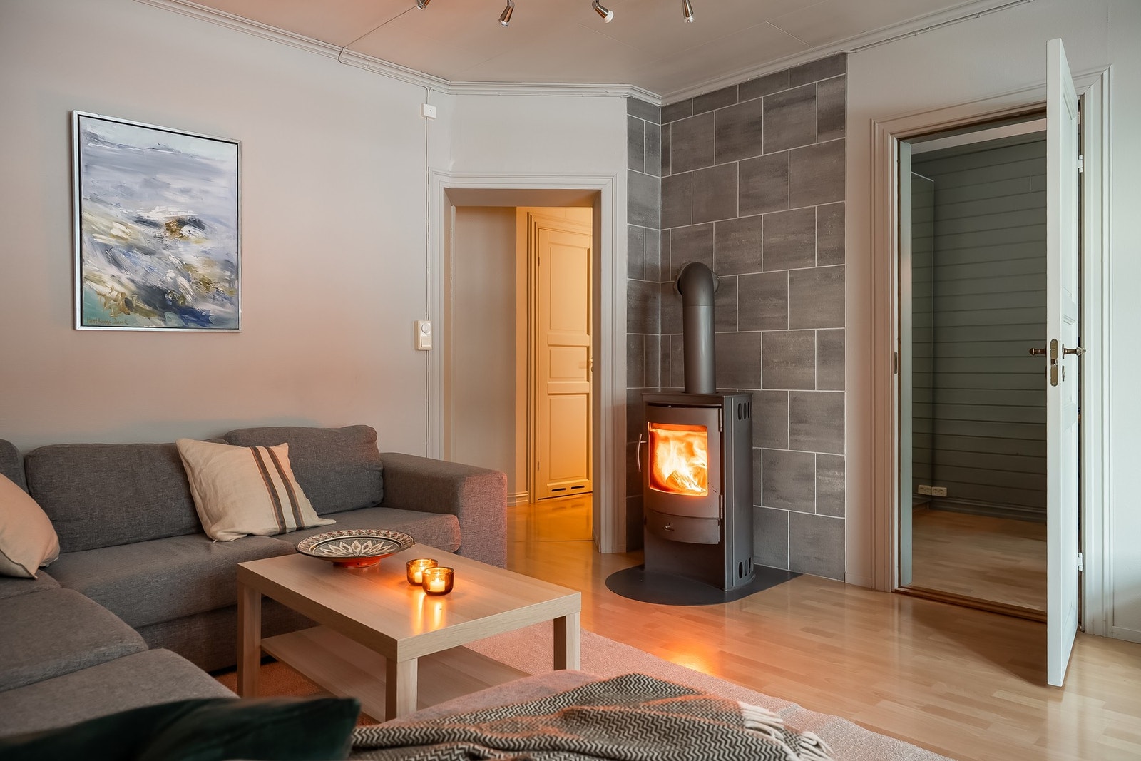 En mer praktisk hverdag som student skal man lete lenge etter. Både busstopp og matbutikk ligger kun 1 min gange fra leiligheten. Galleribilde