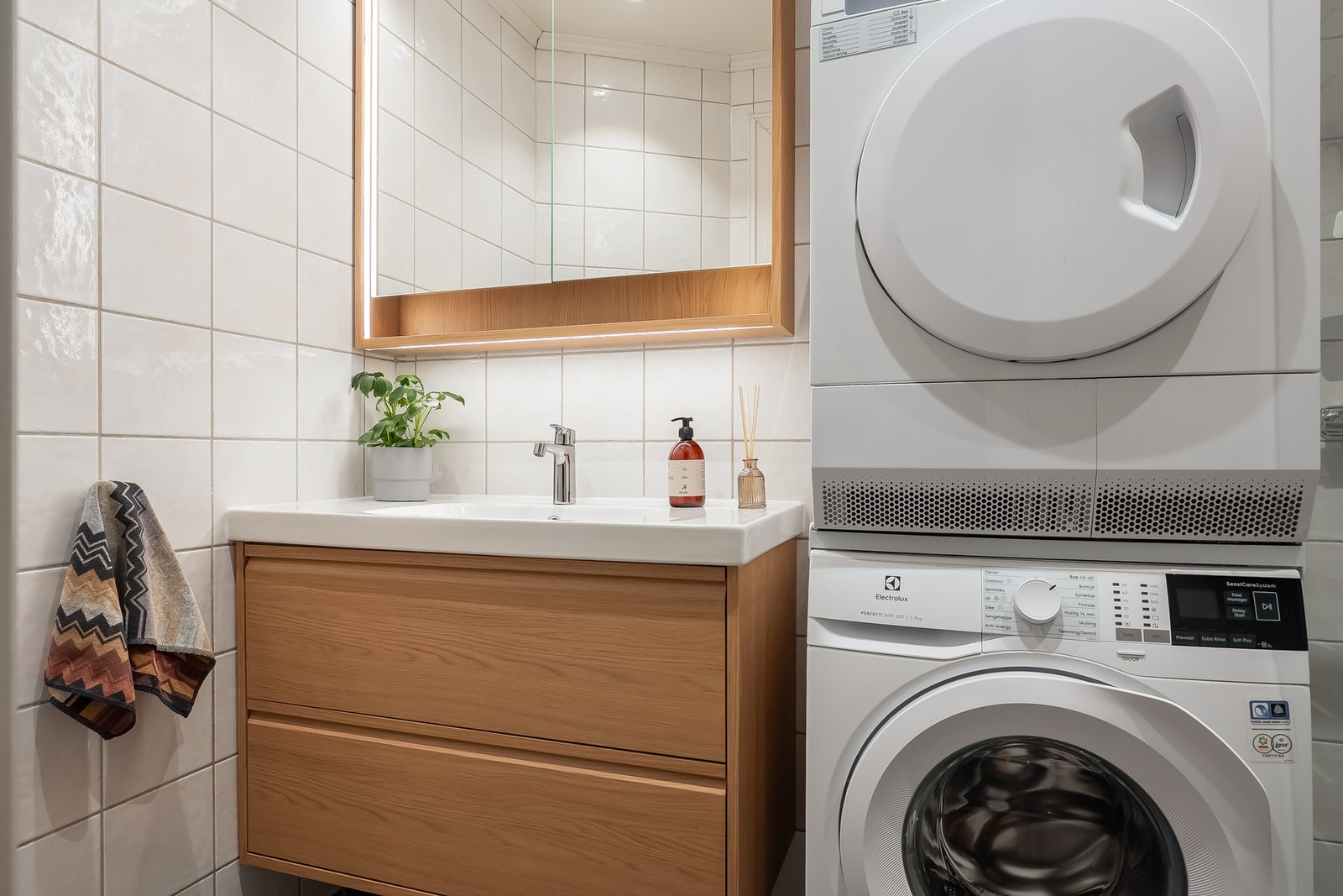 Plass til både vaskemaskin og tørketrommel på badet. Galleribilde