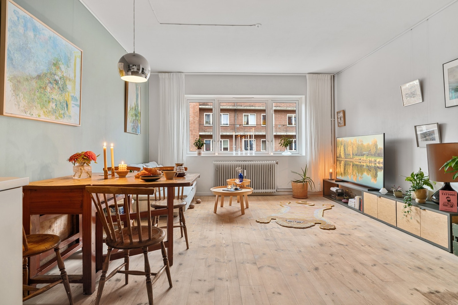 Velkommen til leilighetens hjerte - en stue med sjel, karakter og tidløs sjarm. Galleribilde