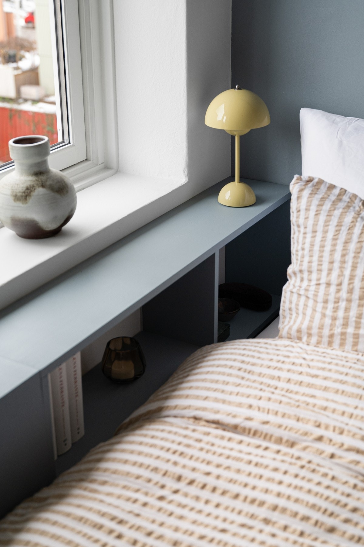 Rommet byr på en praktisk og plassbesparende løsning med ekstra oppbevaringsplass elegant integrert under vinduskarmen. Galleribilde