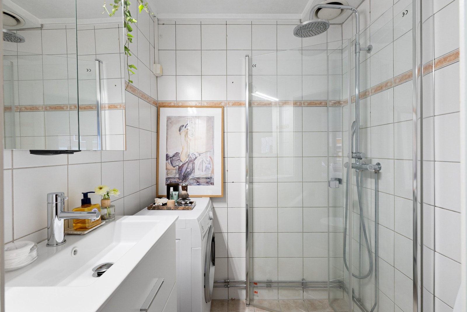 Baderommet har et tidløst flisvalg og fremstår velholdt, med naturlig bruksslitasje i tråd med alder. Galleribilde