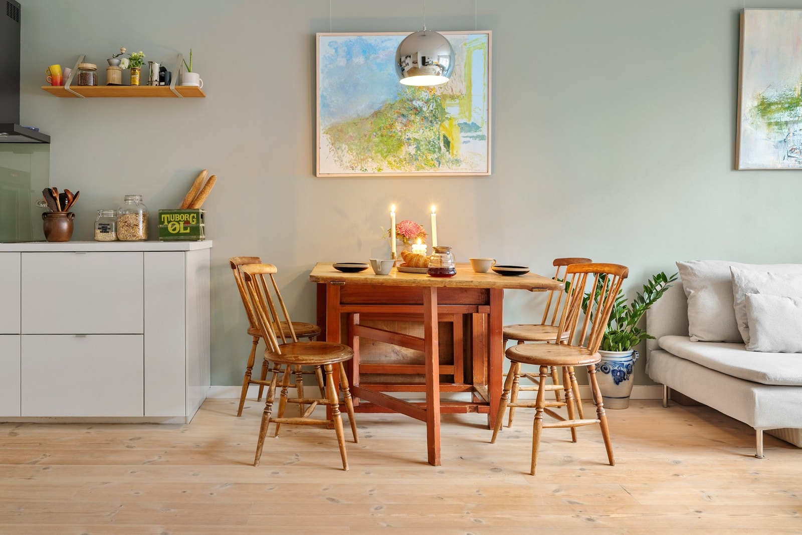 Her er det god plass til stort spisebord, noe som gjør rommet ideelt for både livlige middager og rolige hverdagsmåltider. Galleribilde