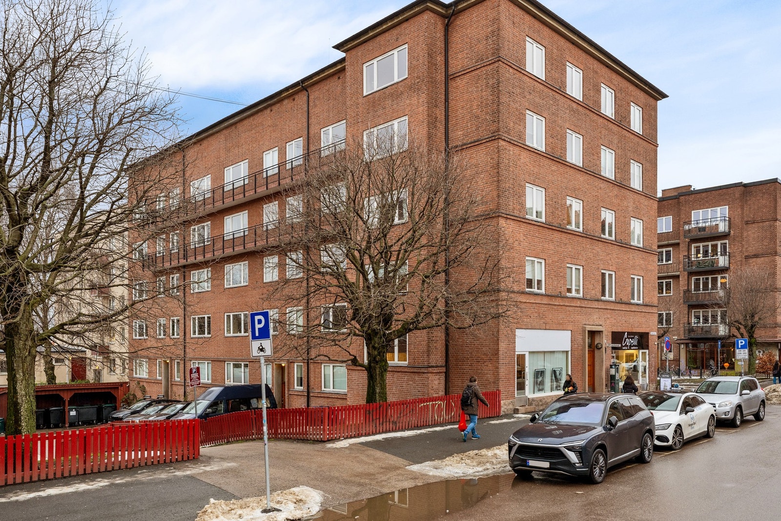 Leiligheten har en svært sentral beliggenhet, samtidig som du bor tilbaketrukket og rolig. For beboerne finnes det en hyggelig bakgård til felles benyttelse. Borettslaget disponerer også fem parkeringsplasser som tildeles etter venteliste, og det er for ø Galleribilde