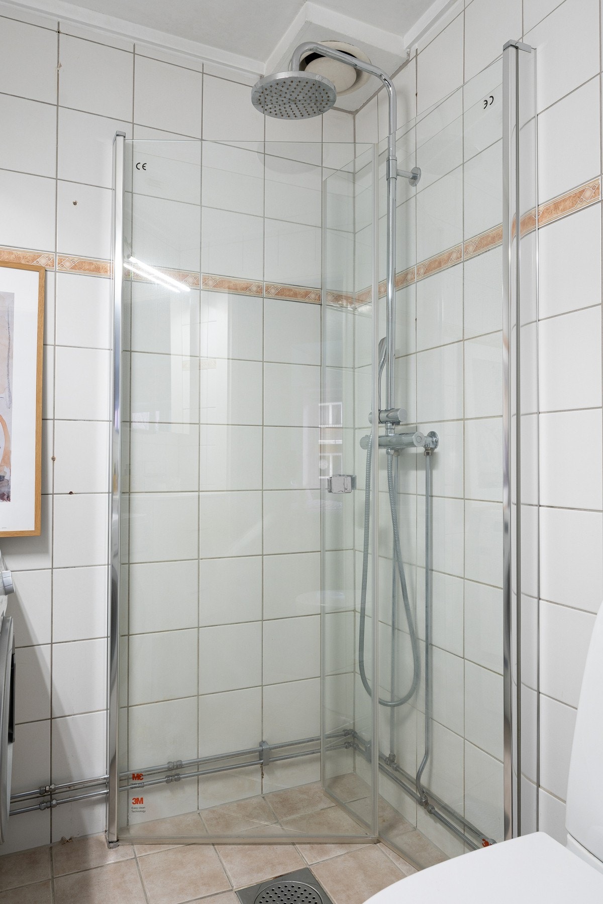 I 2017 ble det installert nytt servantskap med speilskap, etablert opplegg for vaskemaskin samt montert stoppekraner på vannrør. Klosettet ble skiftet i 2018, og fronter på servantskapet er nylig oppgradert. Galleribilde