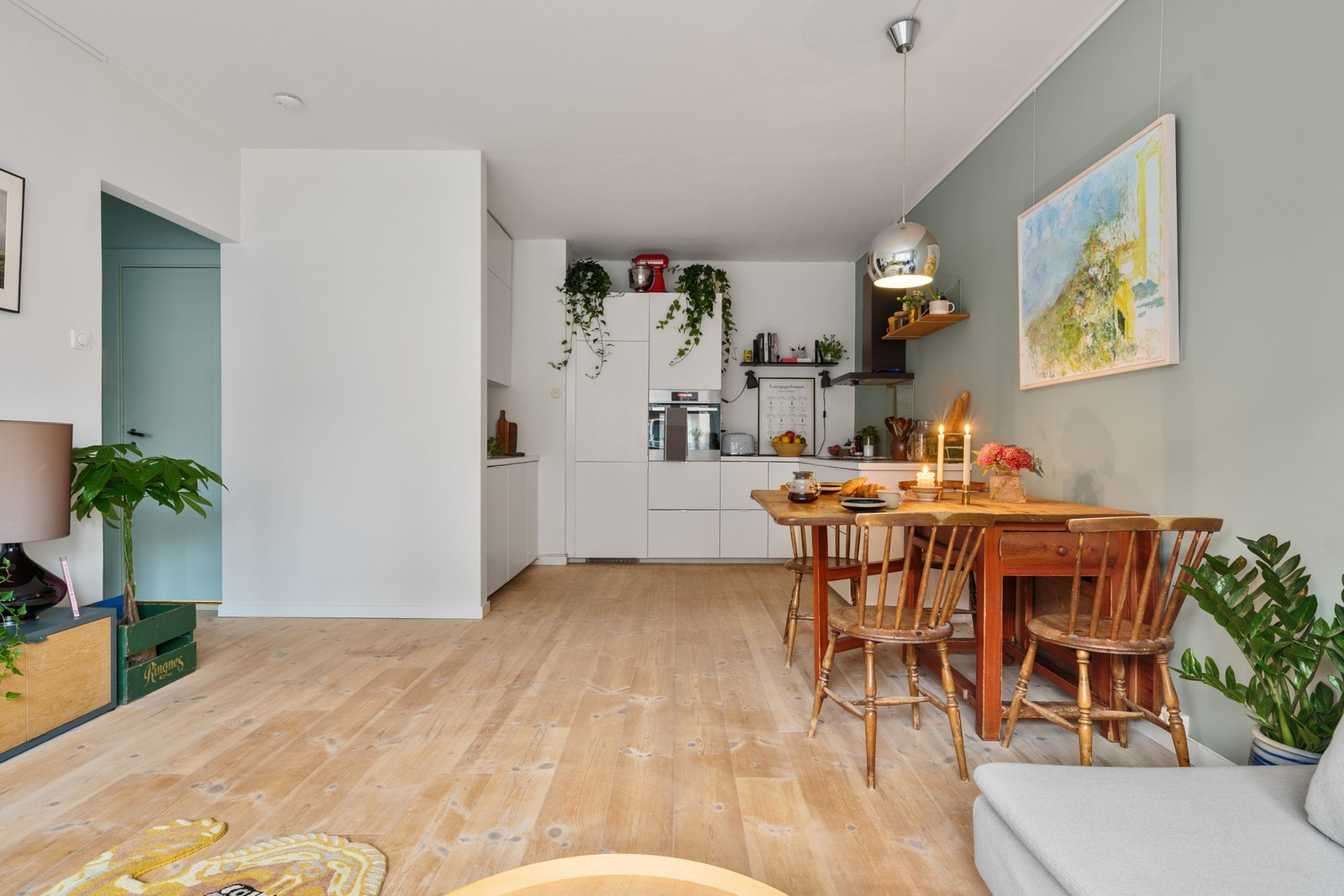 Kjøkkenet er i en åpen løsning mot stuen, samtidig som den er diskret plassert i en egen, koselig sone - perfekt for både matlaging og samtaler over kaffekoppen. Galleribilde