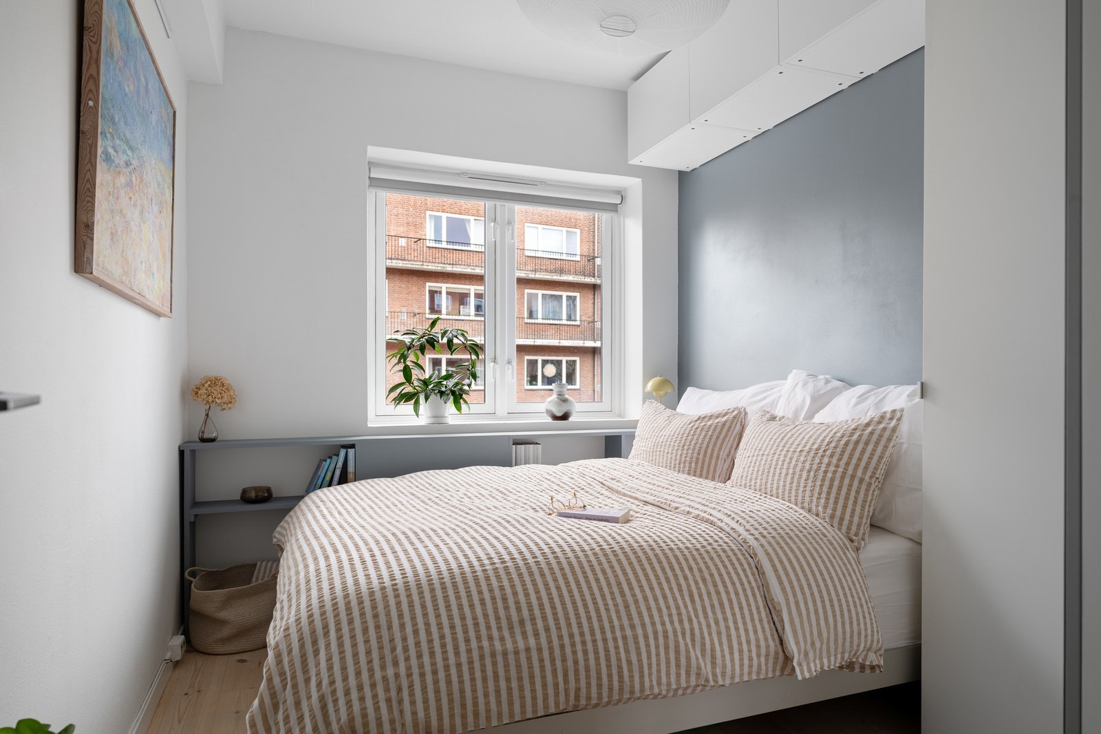 Soverommet er adskilt fra de øvrige rommene. Her har du god plass til stor seng. Galleribilde