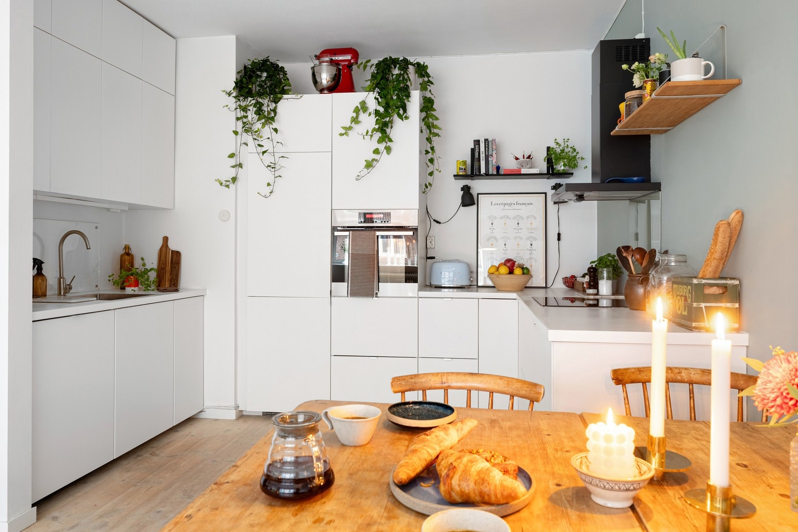 Det flotte kjøkkenet er fra 2015, og i 2025 ble alle frontene malt på nytt. I 2026 ble benkeplaten malt på nytt. Galleribilde