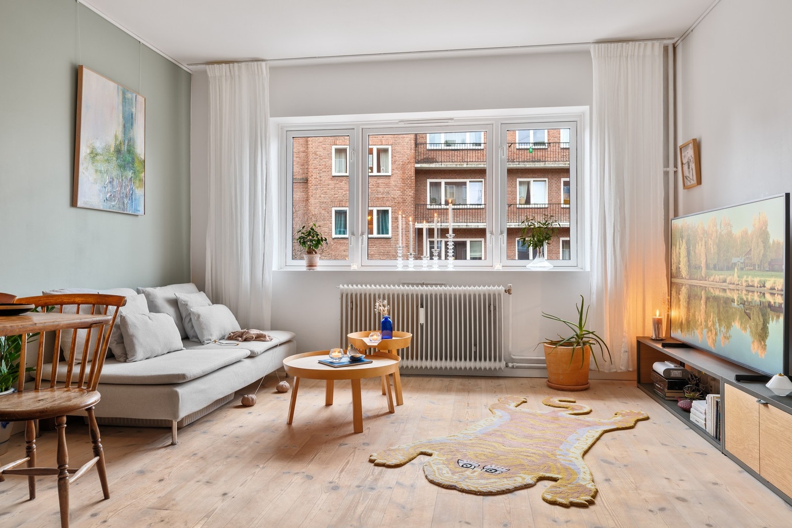 Avrinder Singh Hundal ved EIE Eiendomsmegling har gleden av å presentere Dælenenggata 14B - en gjennomført og svært sjarmerende 2-roms leilighet, attraktivt beliggende i hjertet av populære Rodeløkka. Galleribilde