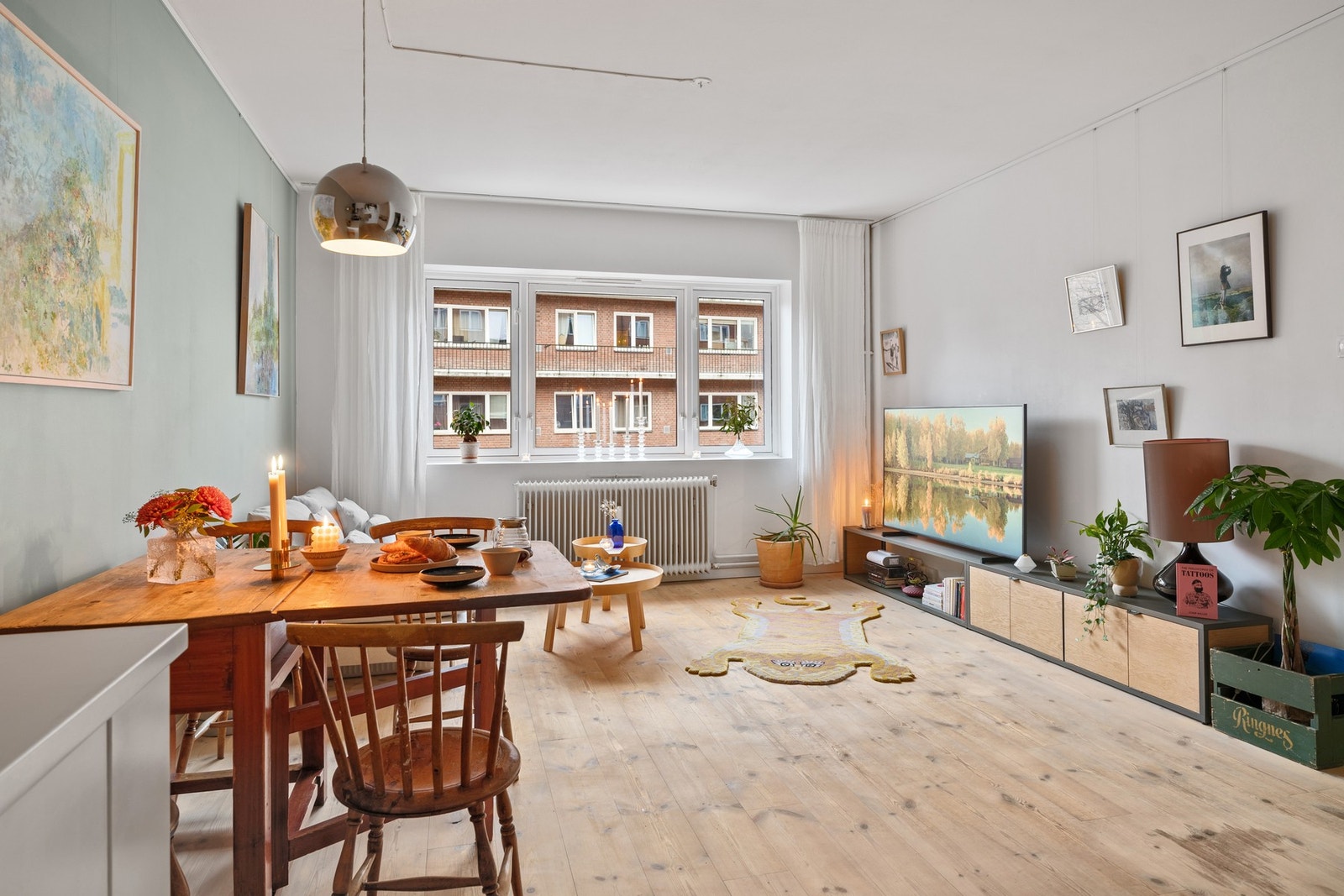 Den generøse takhøyden skaper en luftig og åpen romfølelse som forsterkes av store vinduer. Galleribilde