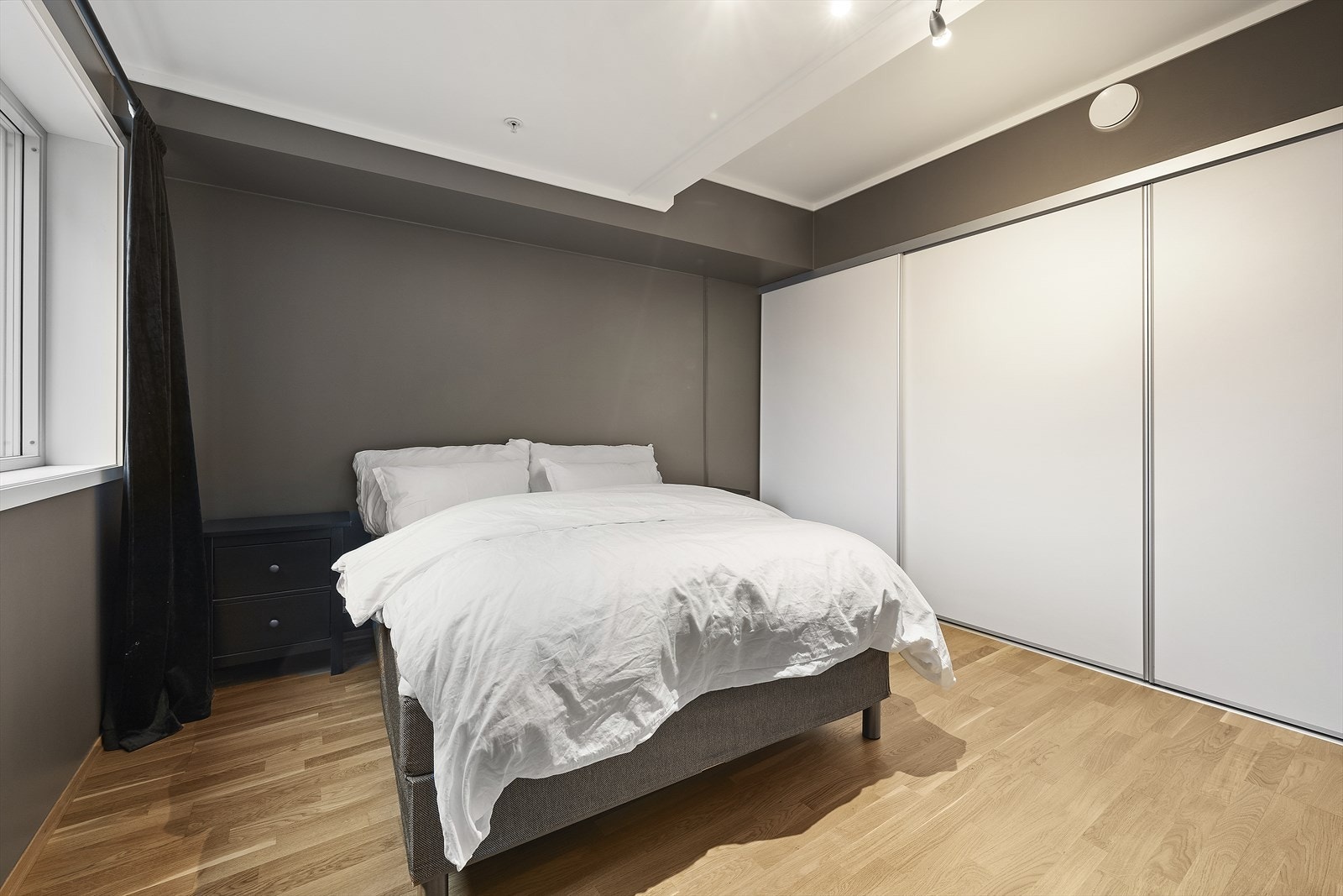 Rommet er utstyrt med en romslig skyvedørsgarderobe med rikelig av lagringsplass. Galleribilde