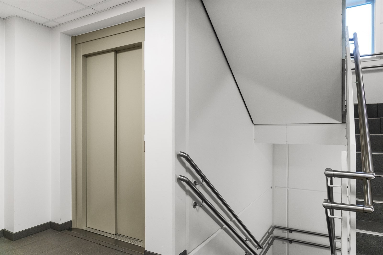 Det er enkel og trappefri adkomst via heis fra hovedinngang samt garasjekjeller. Galleribilde