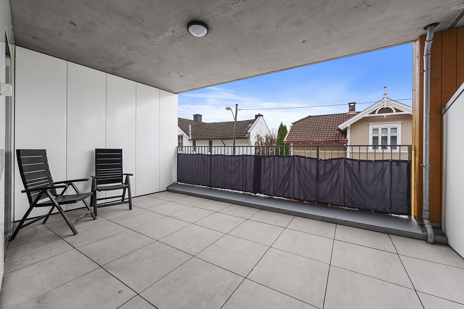 Vestvendt overbygget balkong. Her god plass til en hyggelig sittegruppe. Galleribilde